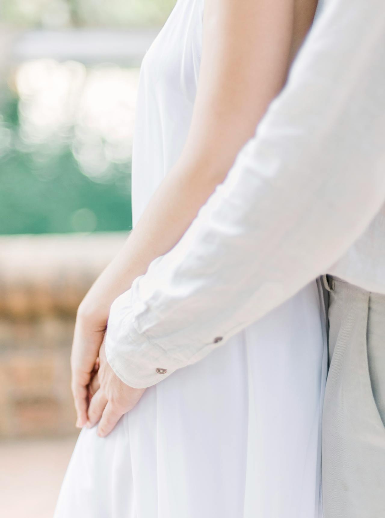 Um homem abraçando uma mulher | Fonte: Pexels