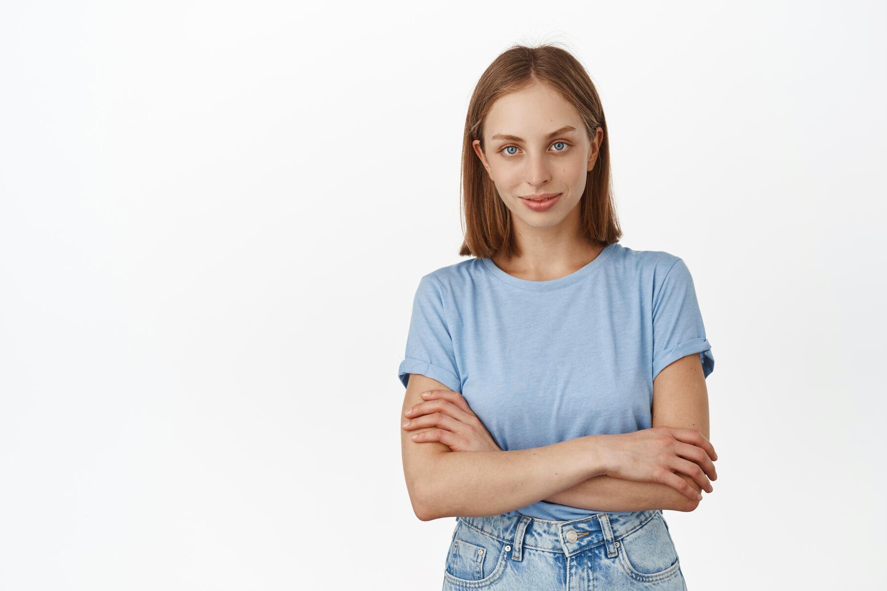 A young woman with her hands crossed | Source: Freepik