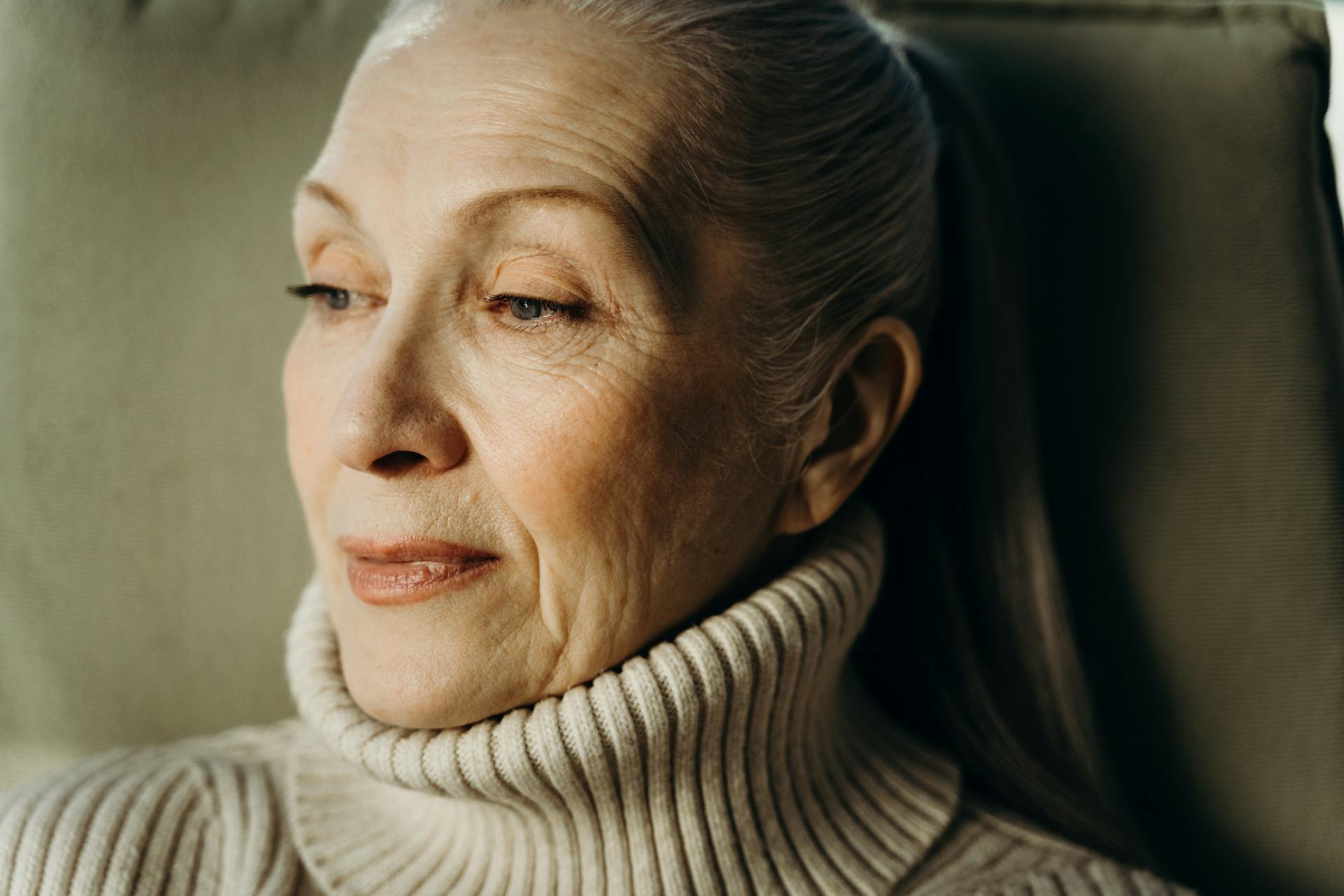 A sad and thoughtful senior woman | Source: Pexels