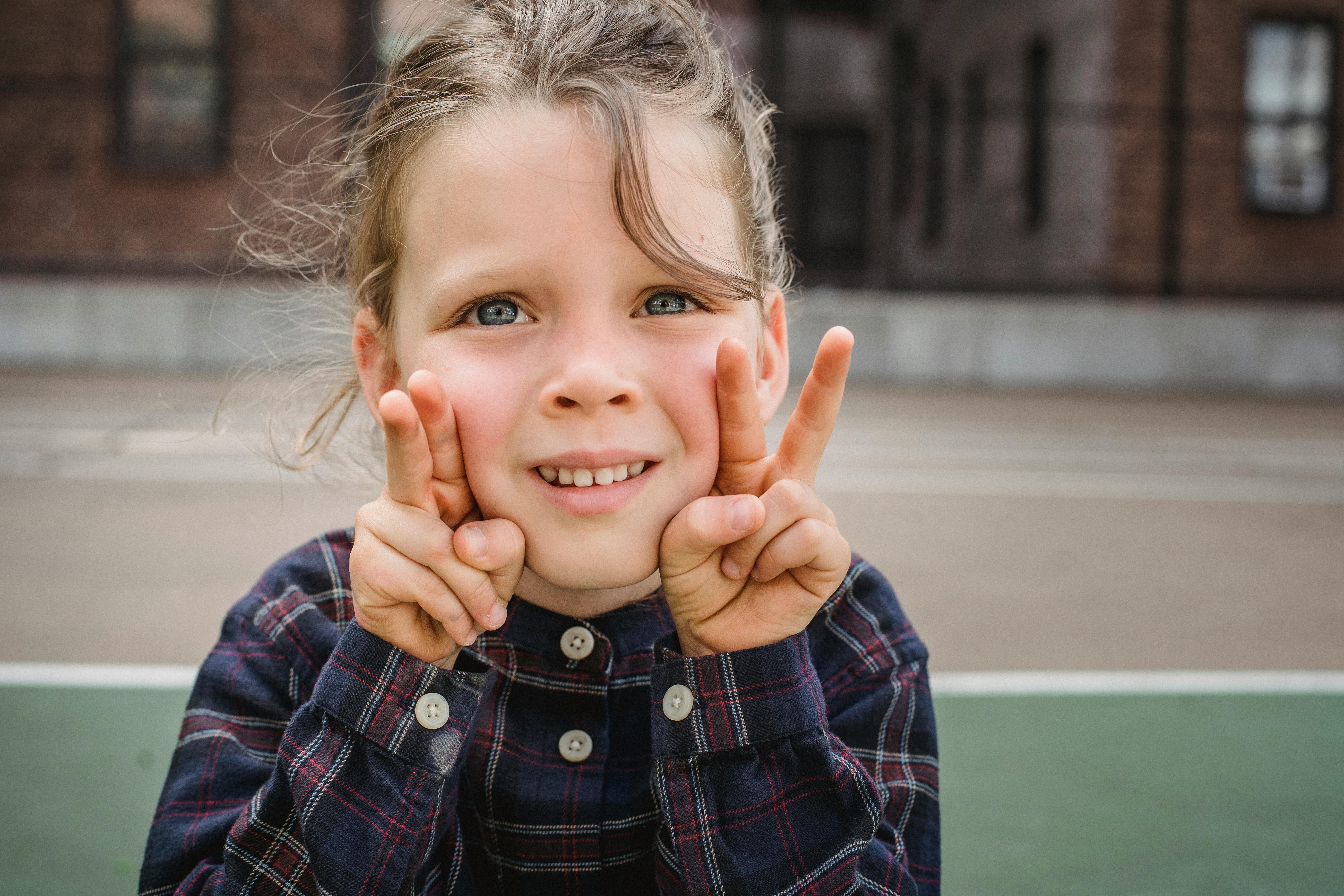 A child holding up four fingers | Source: Pexels