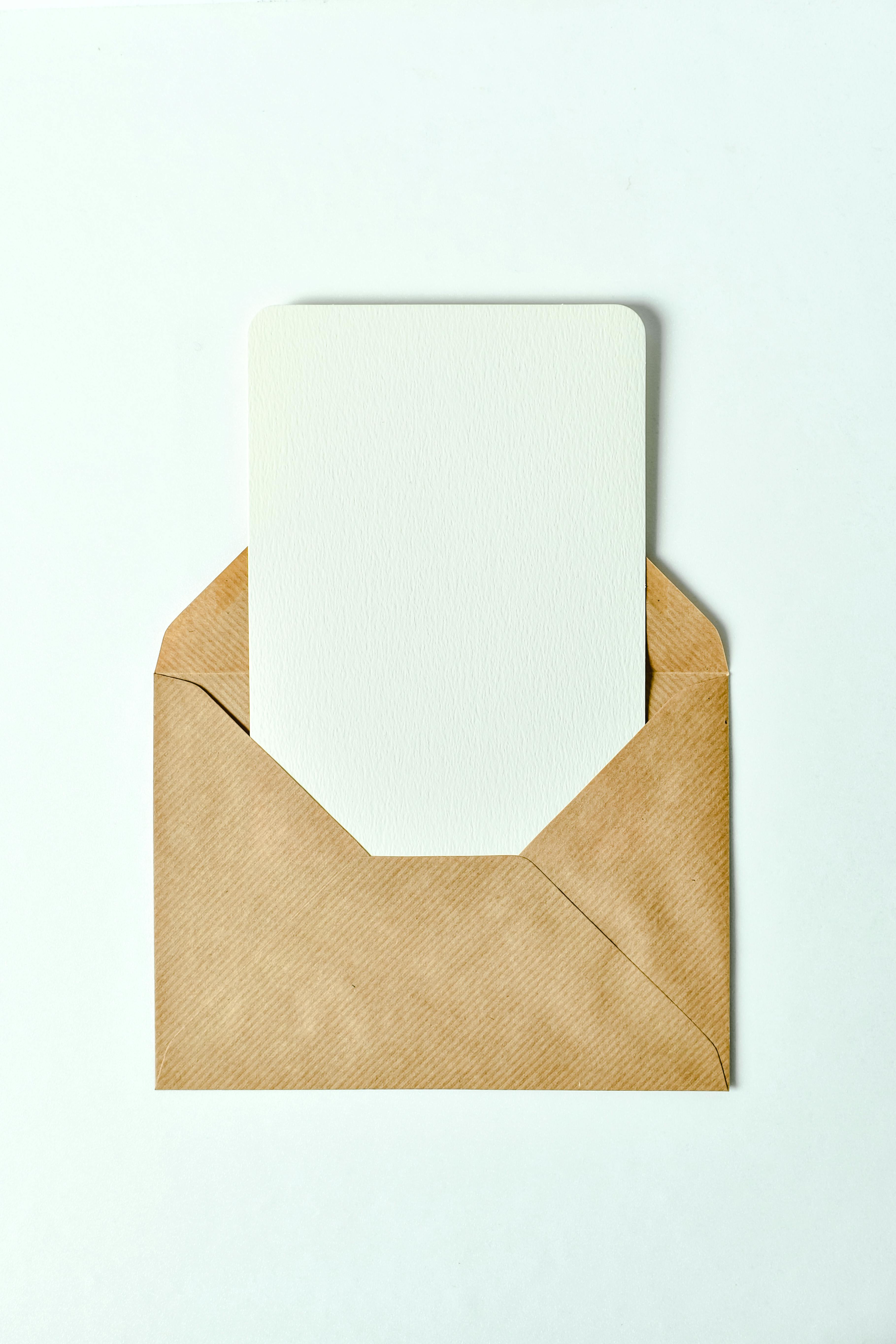 An envelope with a note | Source: Pexels