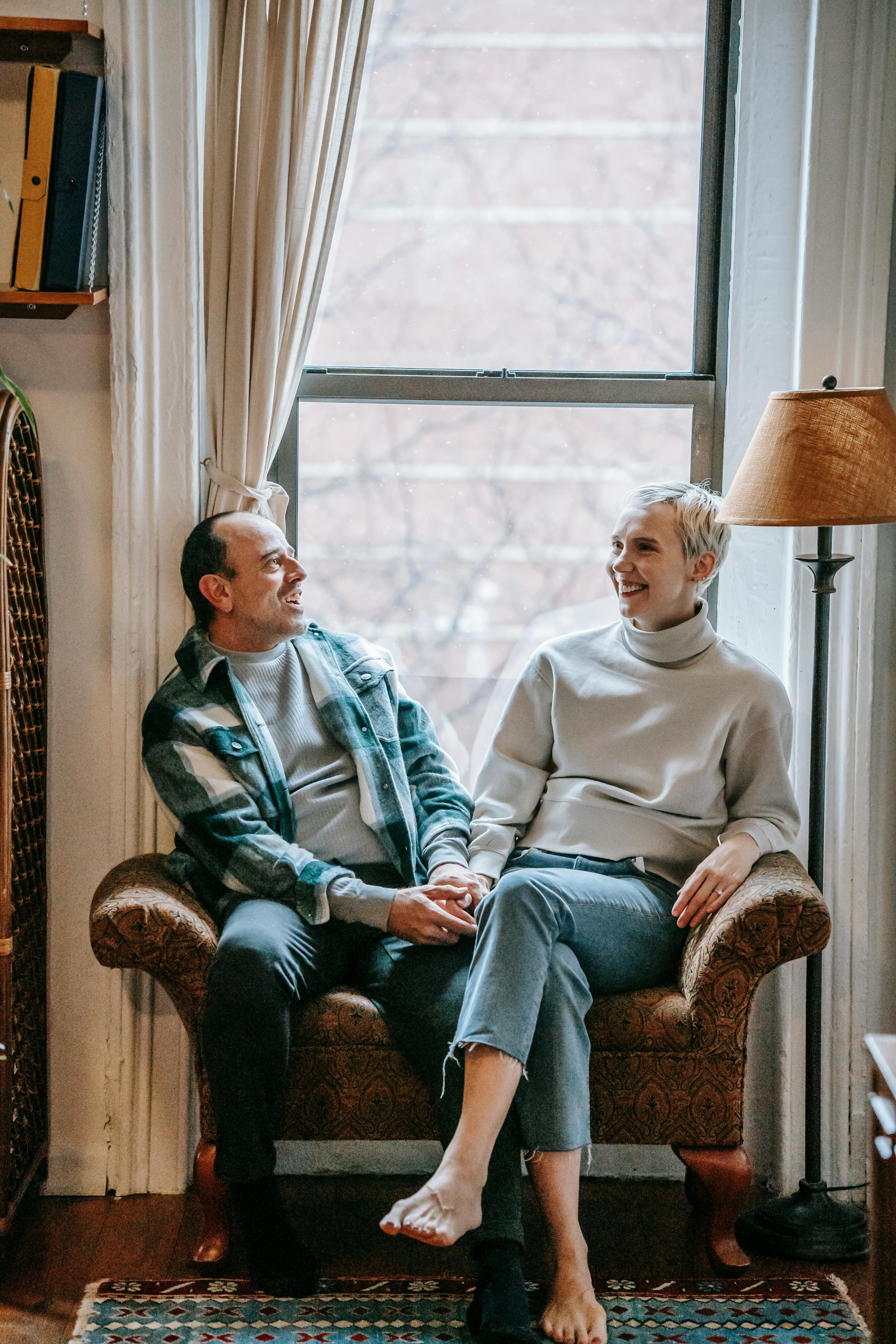 A happy couple discussing something | Source: Pexels