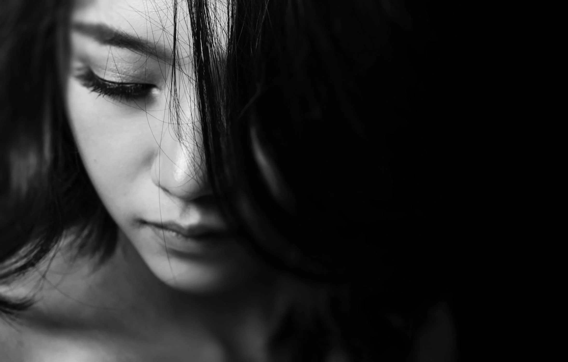 A sad woman looking down and to her side | Source: Pexels