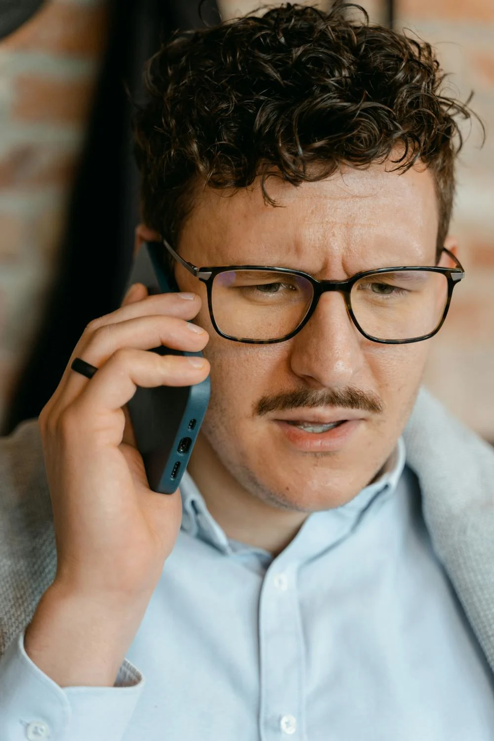 A frowning man talking on his phone | Source: Pexels