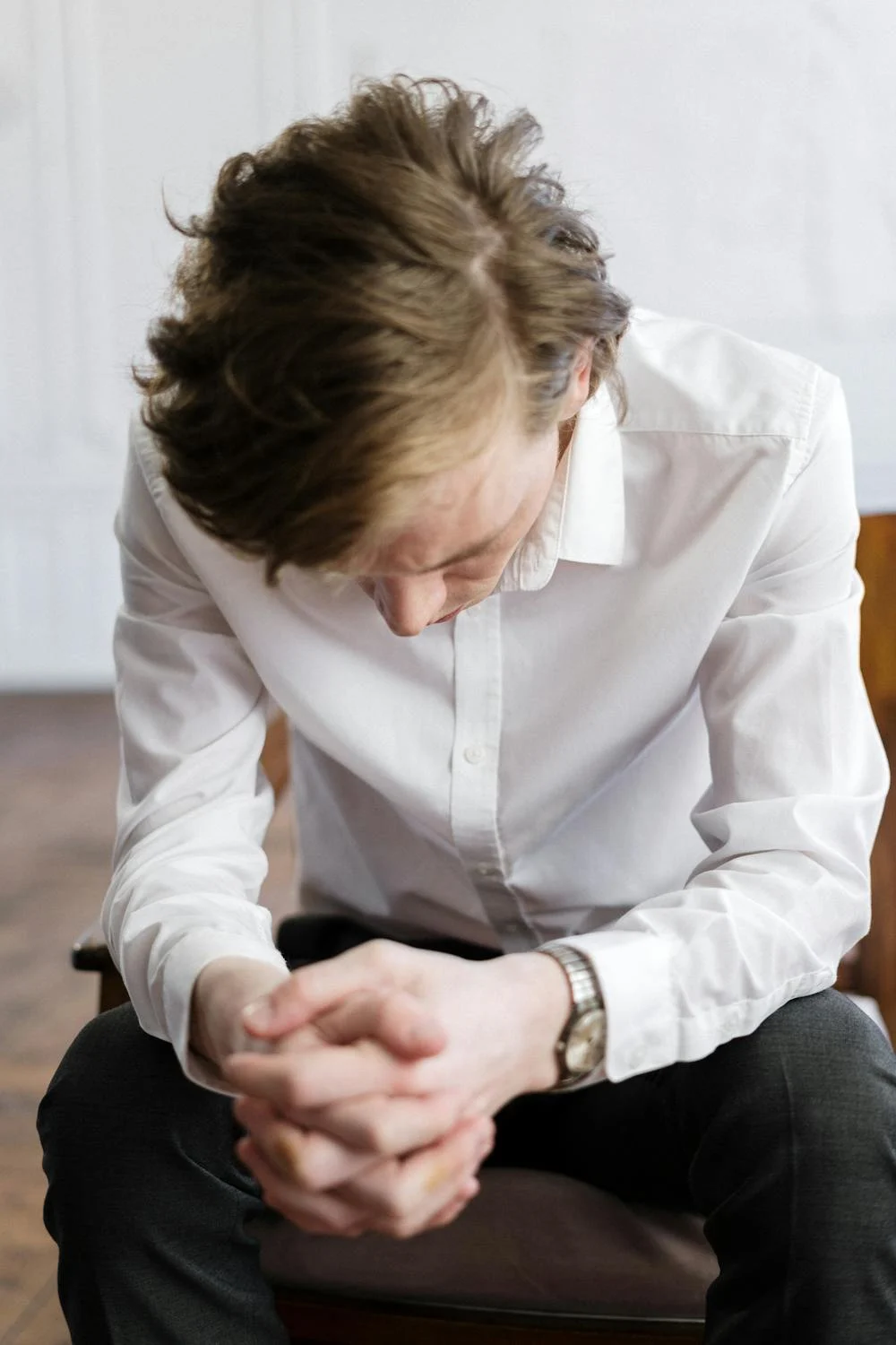 A sad tired man in an armchair | Source: Pexels