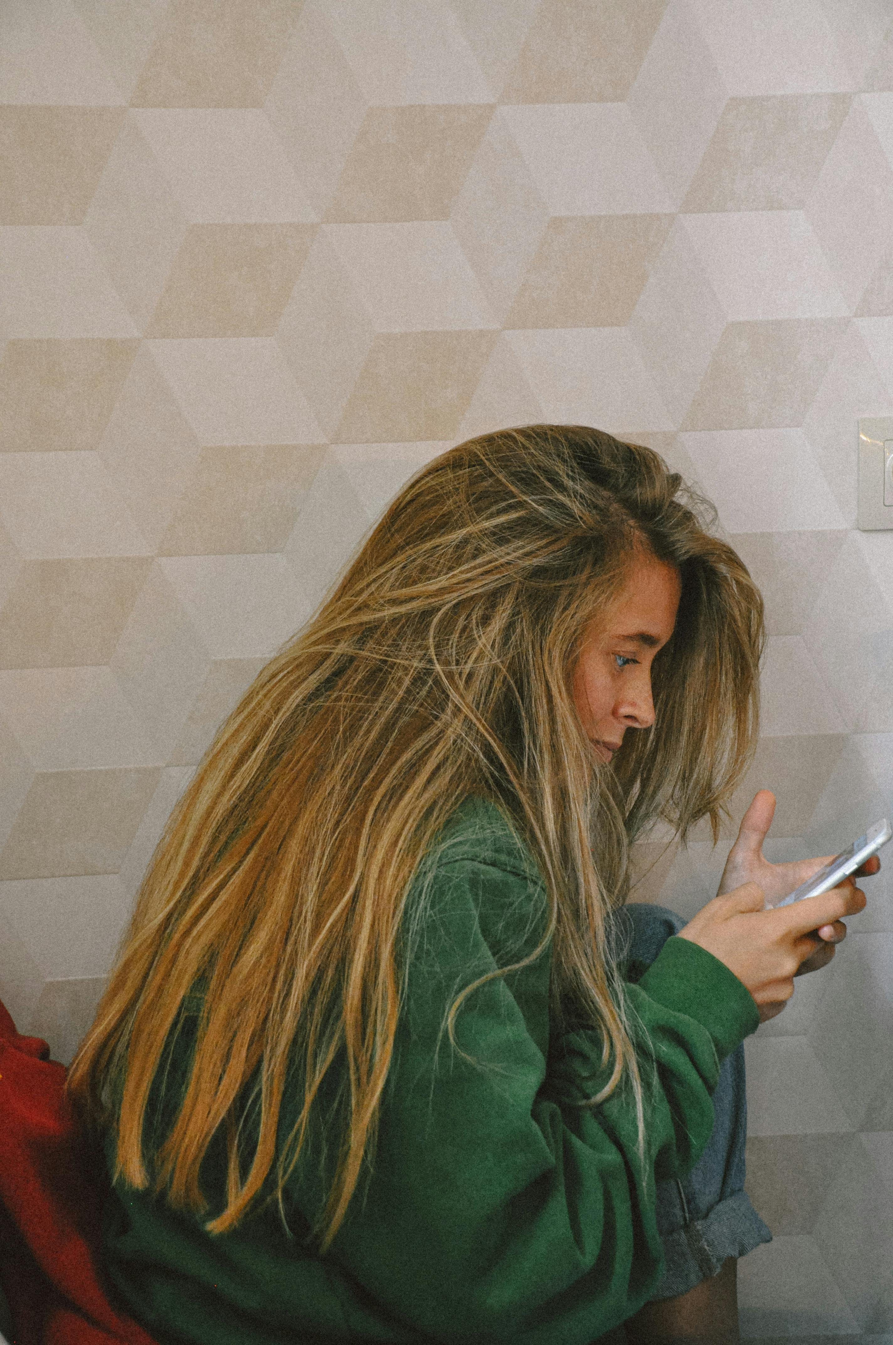 Woman using a smartphone | Source: Pexels