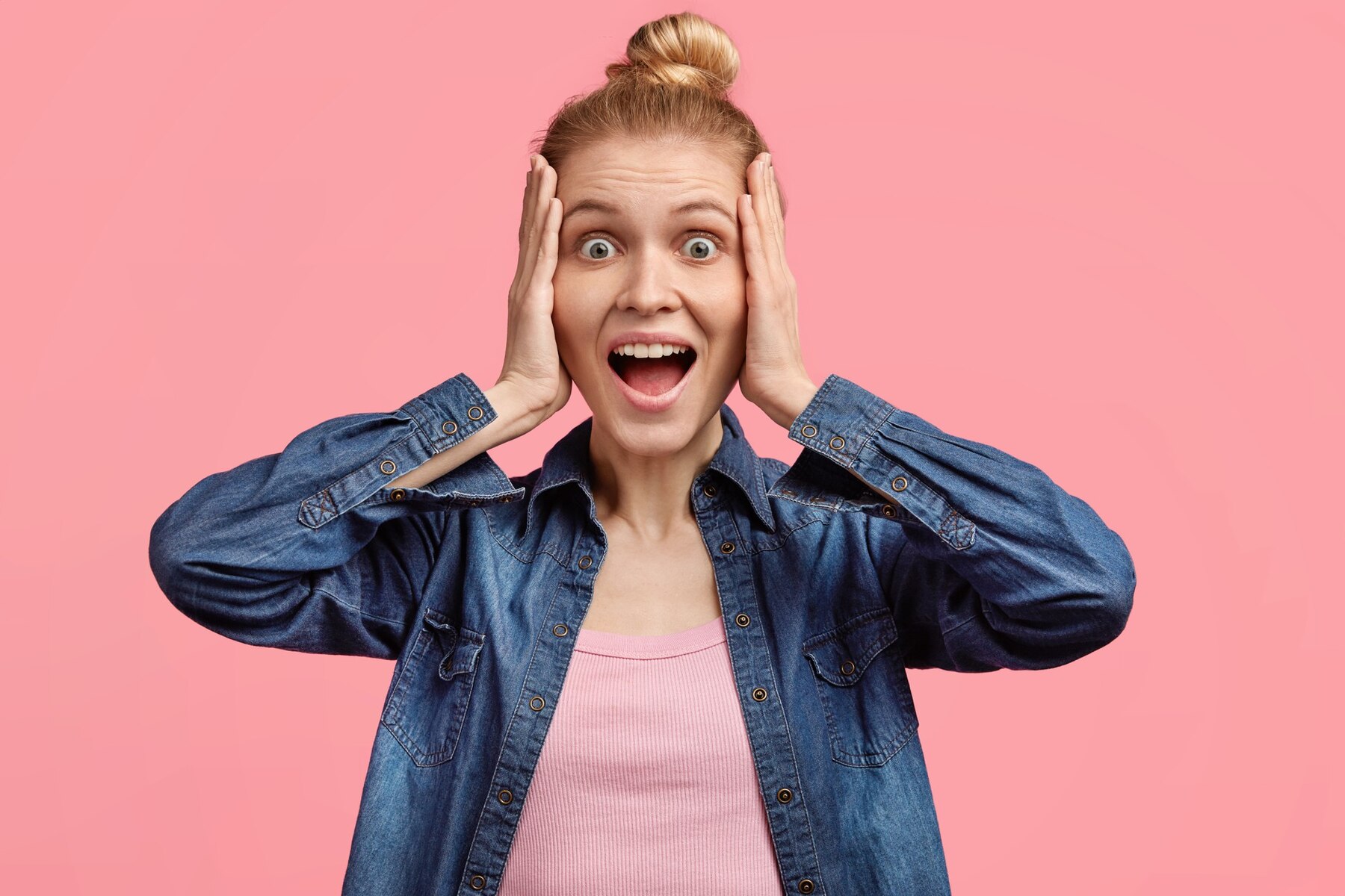 Happy shocked woman | Source: Freepik