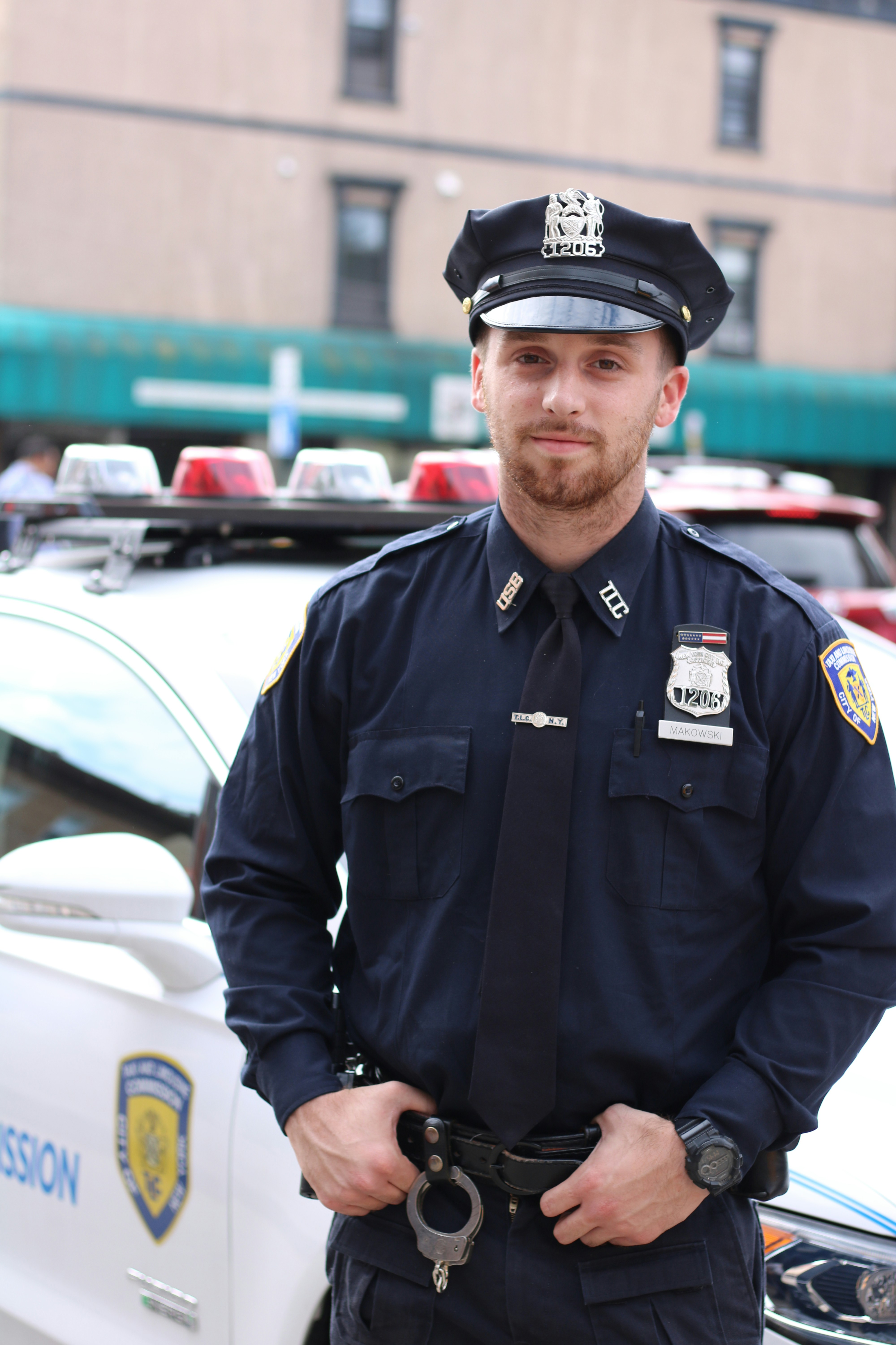 Un policía se encuentra cerca de su coche | Fuente: Unsplash