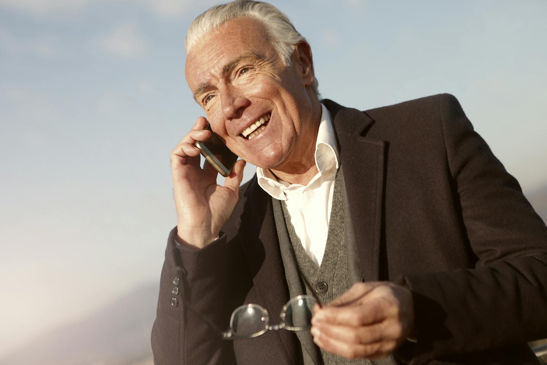 A delighted older man talking on the phone | Source: Pexels