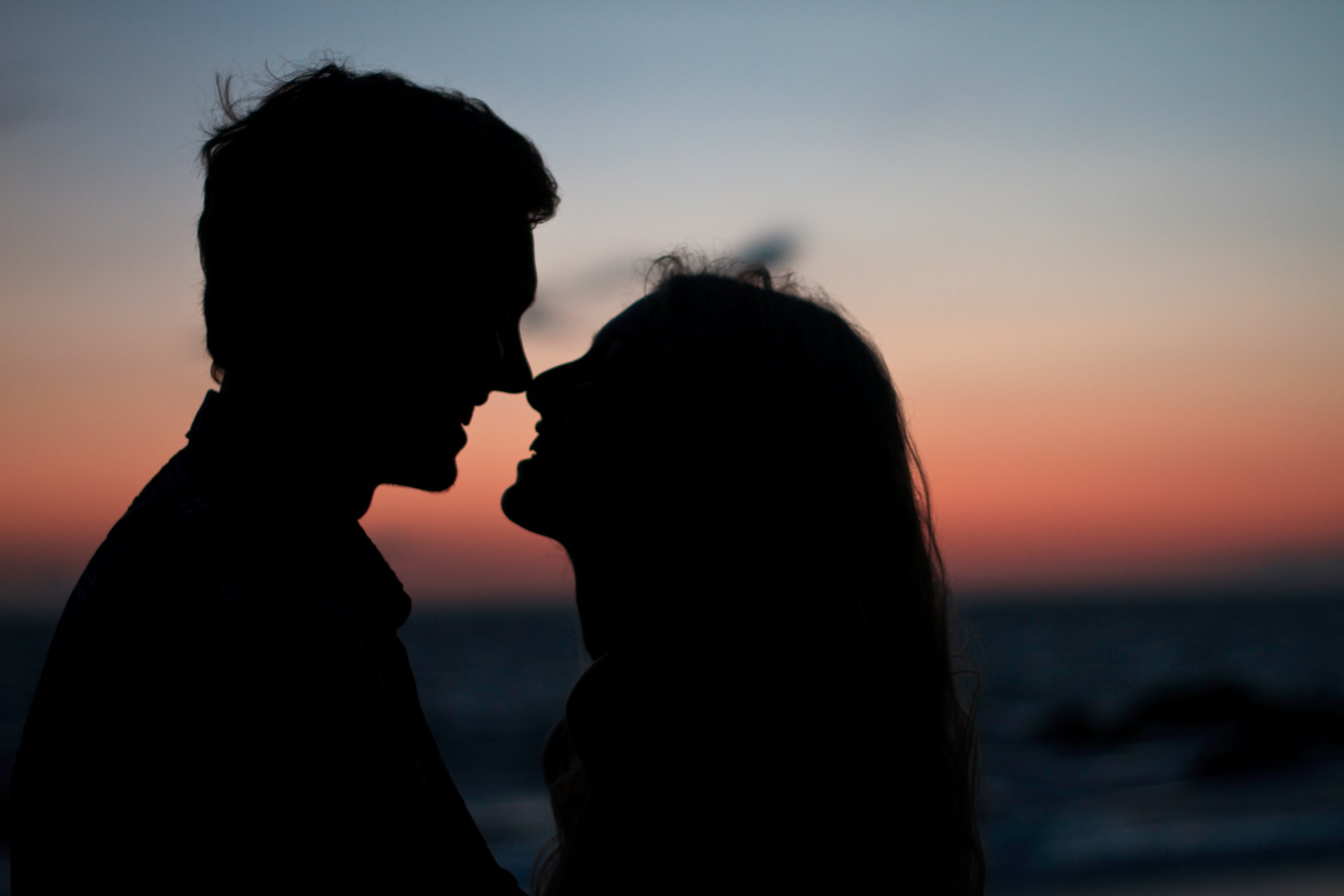 Silhouette of a romantic couple | Source: Unsplash