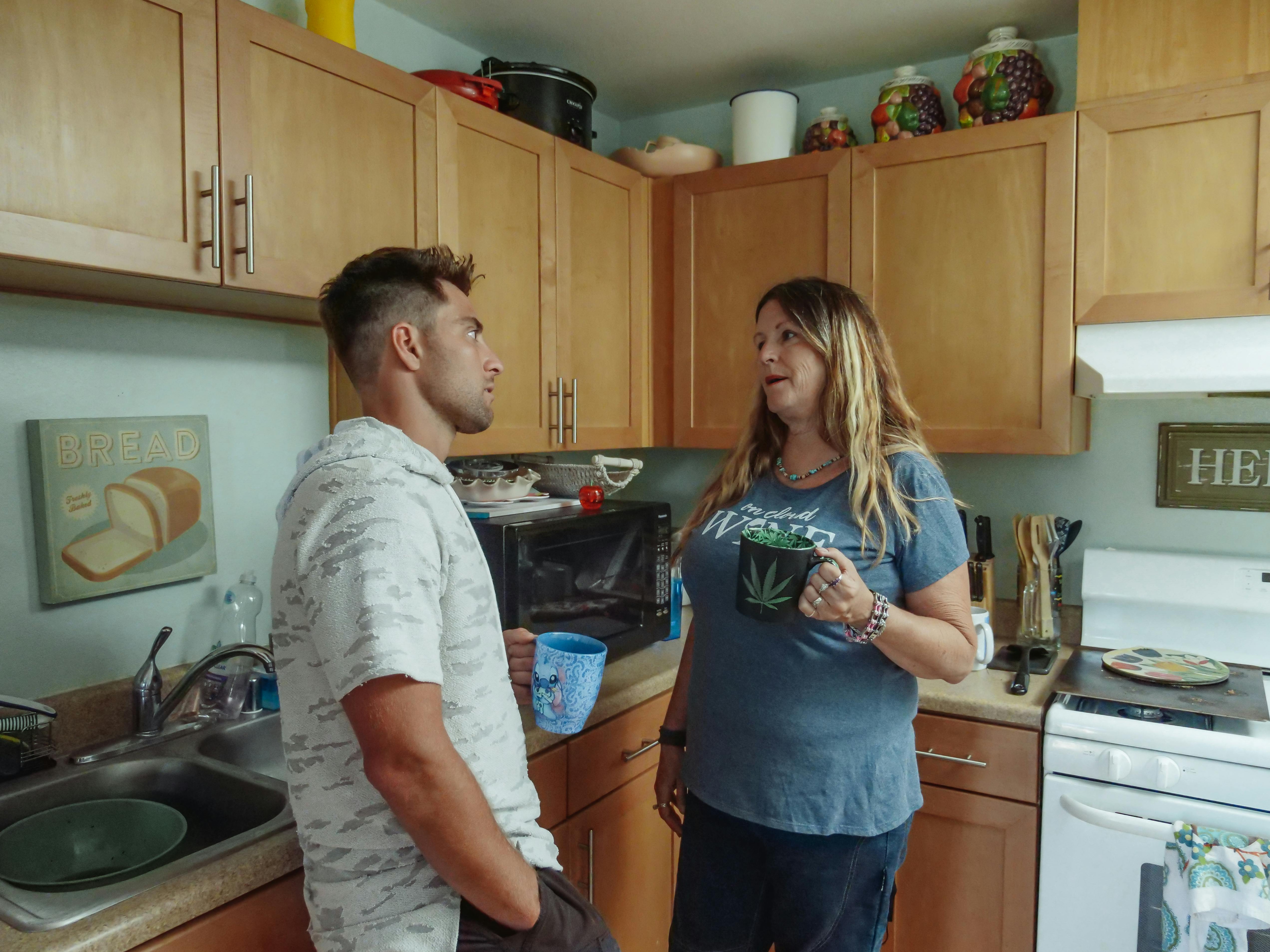 Uma mãe e seu filho conversando na cozinha | Fonte: Pexels