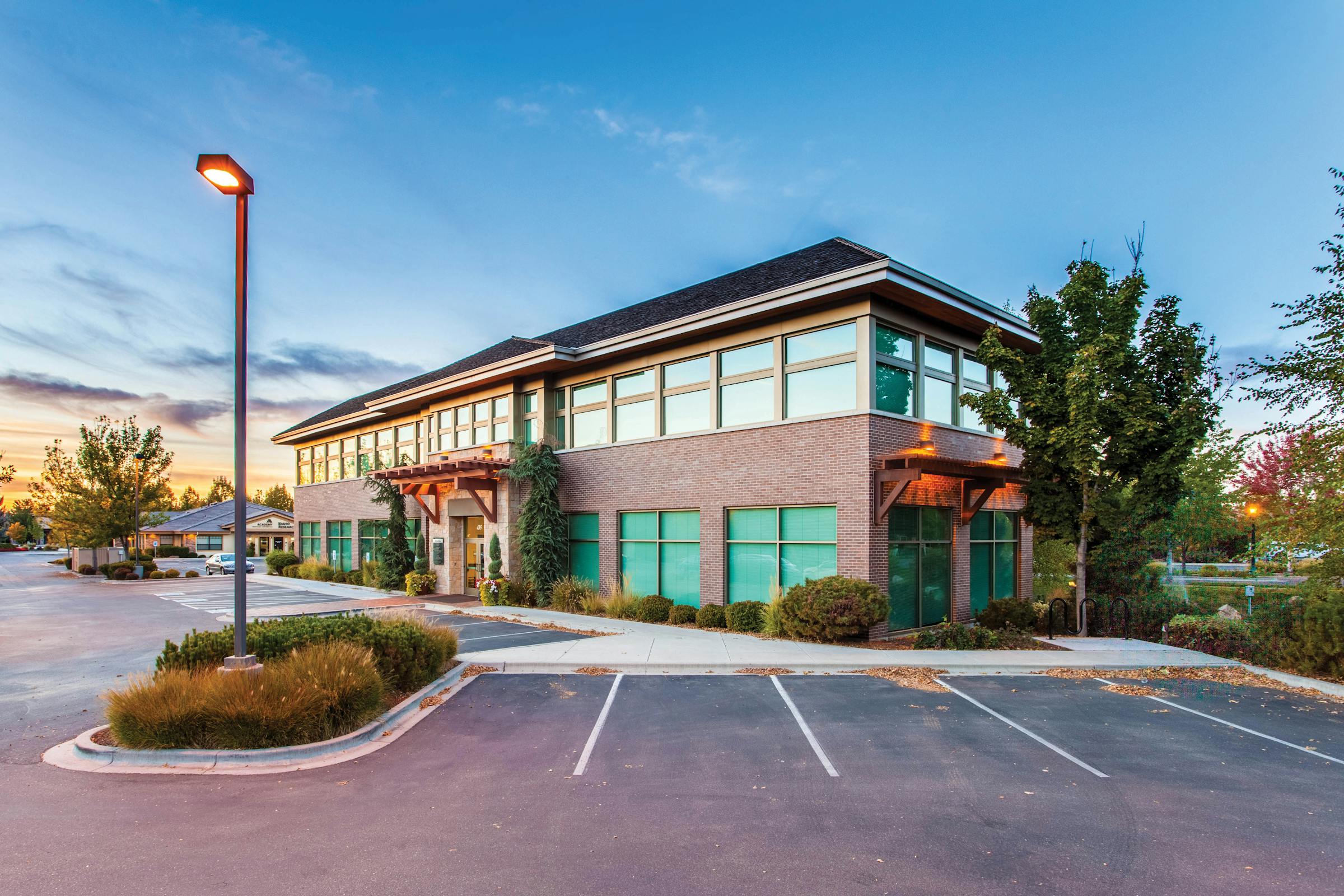 A small building parking lot | Source: Pexels