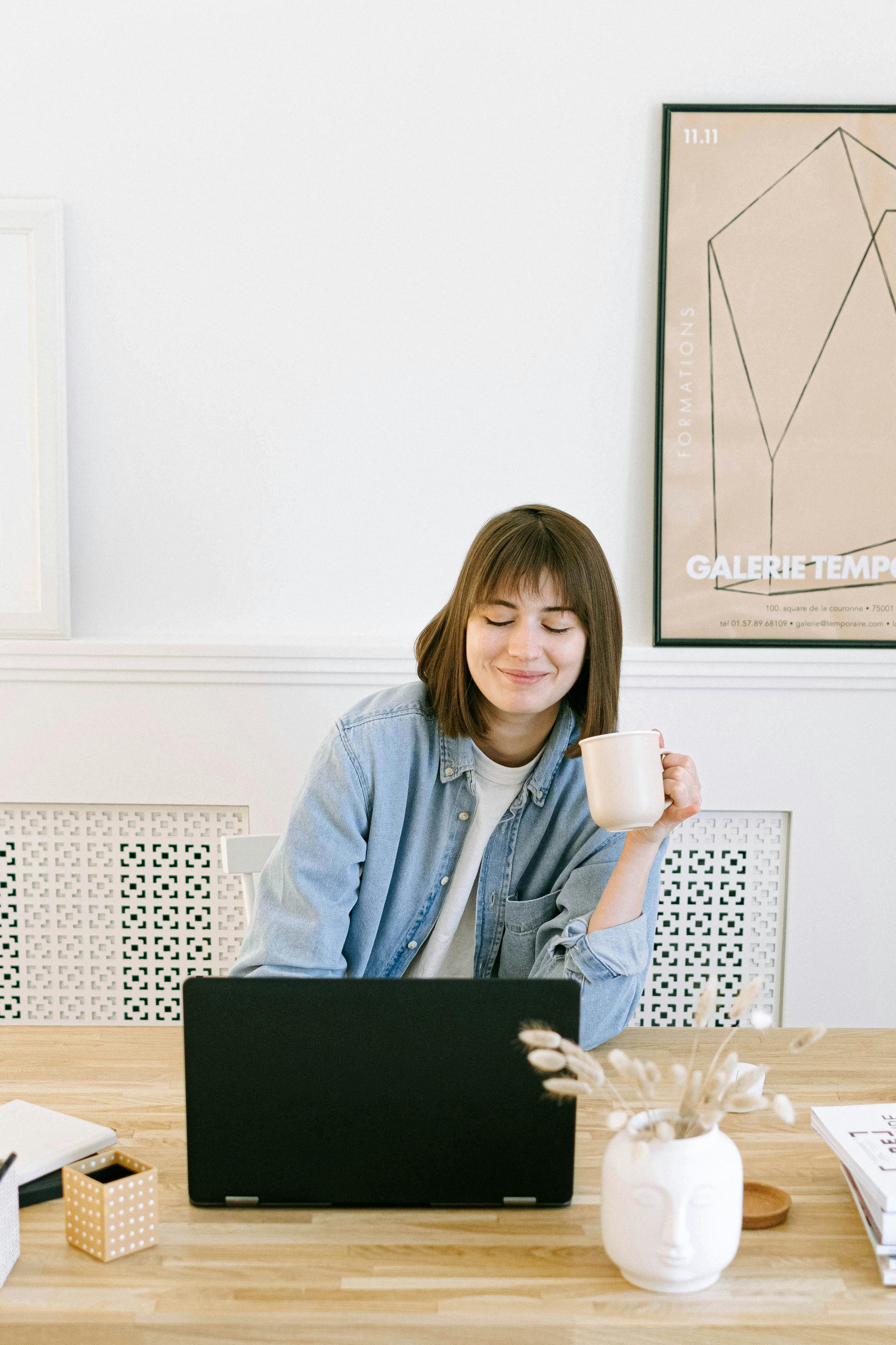 A happy woman on her laptop | Source: Pexels