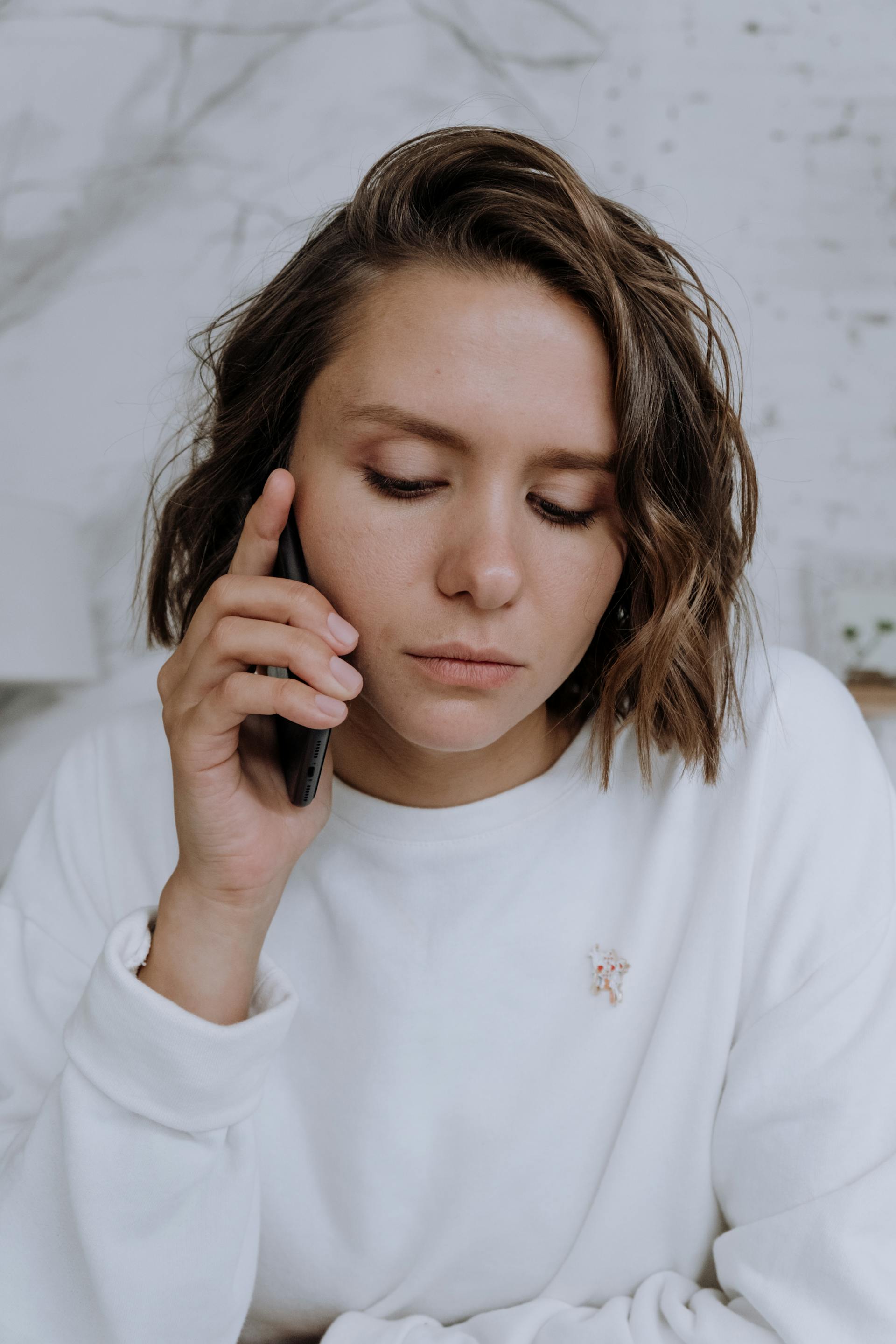 A woman speaking on her cell phone | Source: Pexels