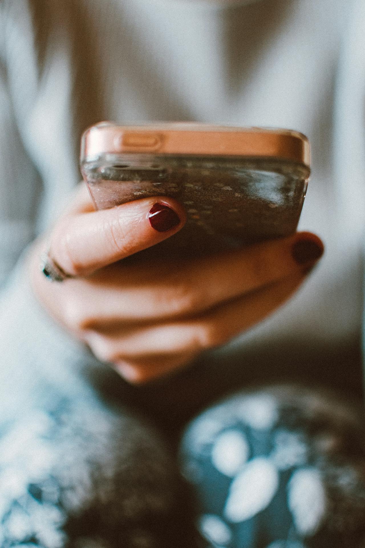 Close-up shot of a woman holding her phone | Source: Pexels