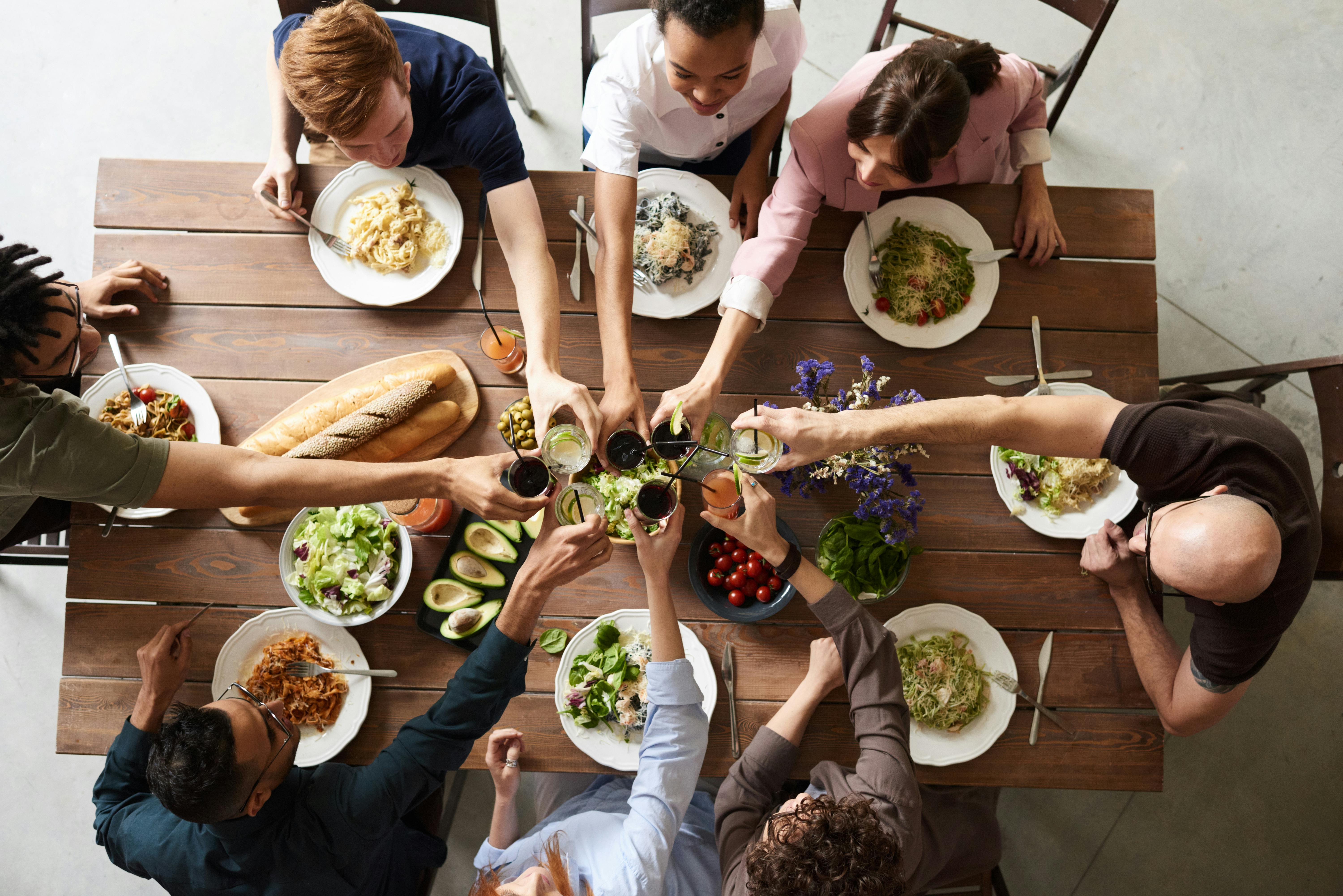 A group of people making a toast | Source: Pexels