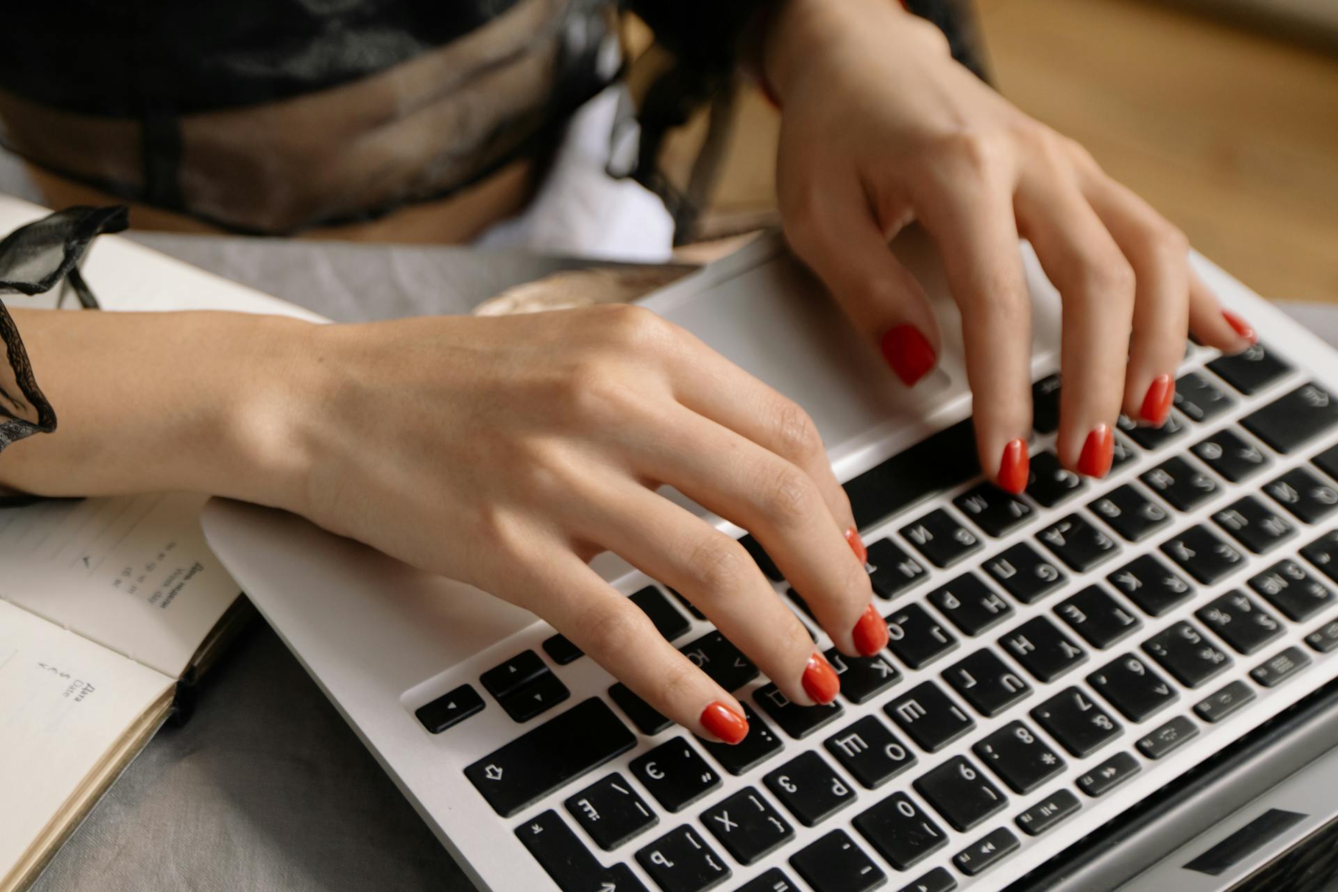 A woman using her husband's laptop | Source: Pexels