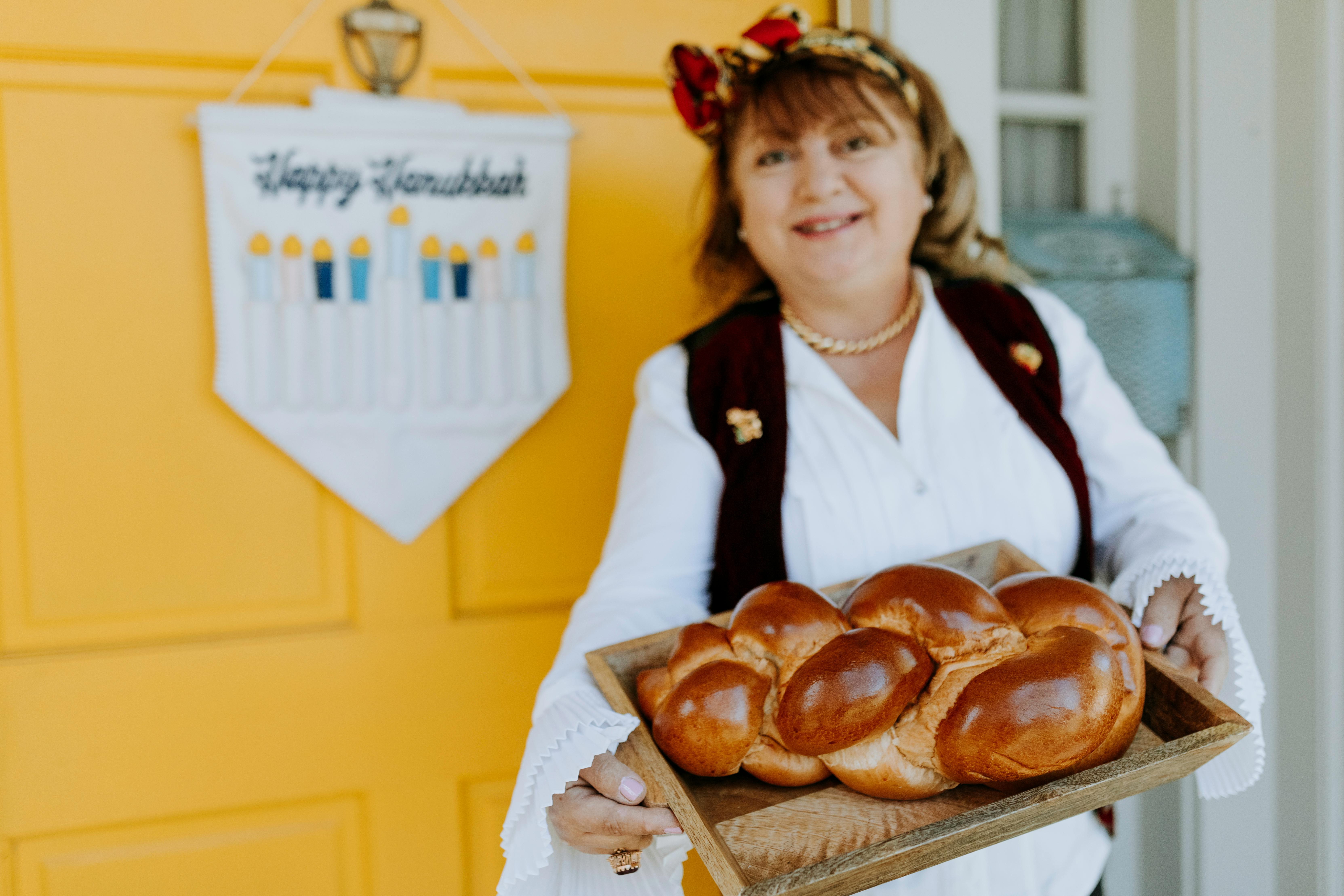A woman holding a tray of bread | Source: Pexels