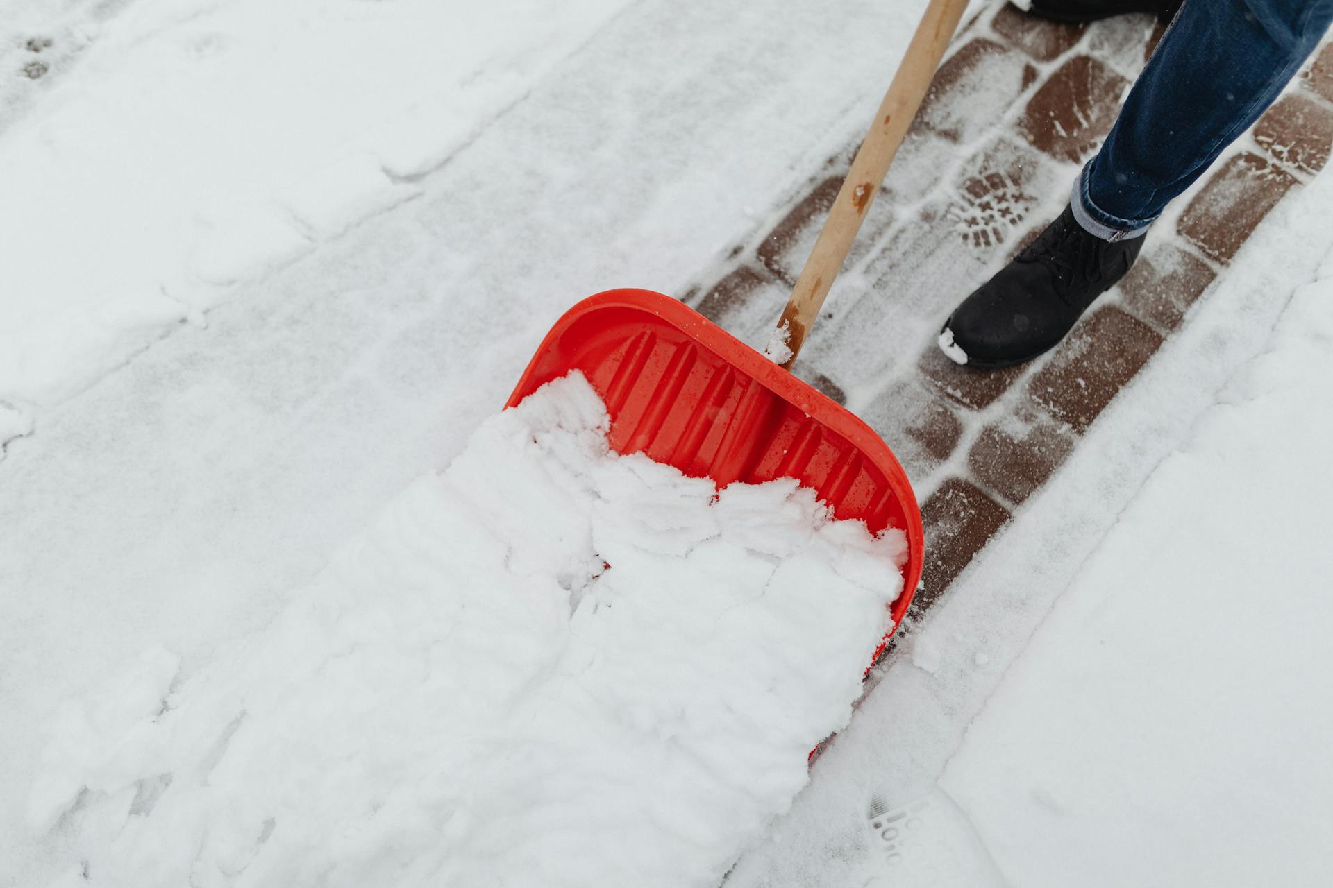 A person shoveling snow | Source: Pexels