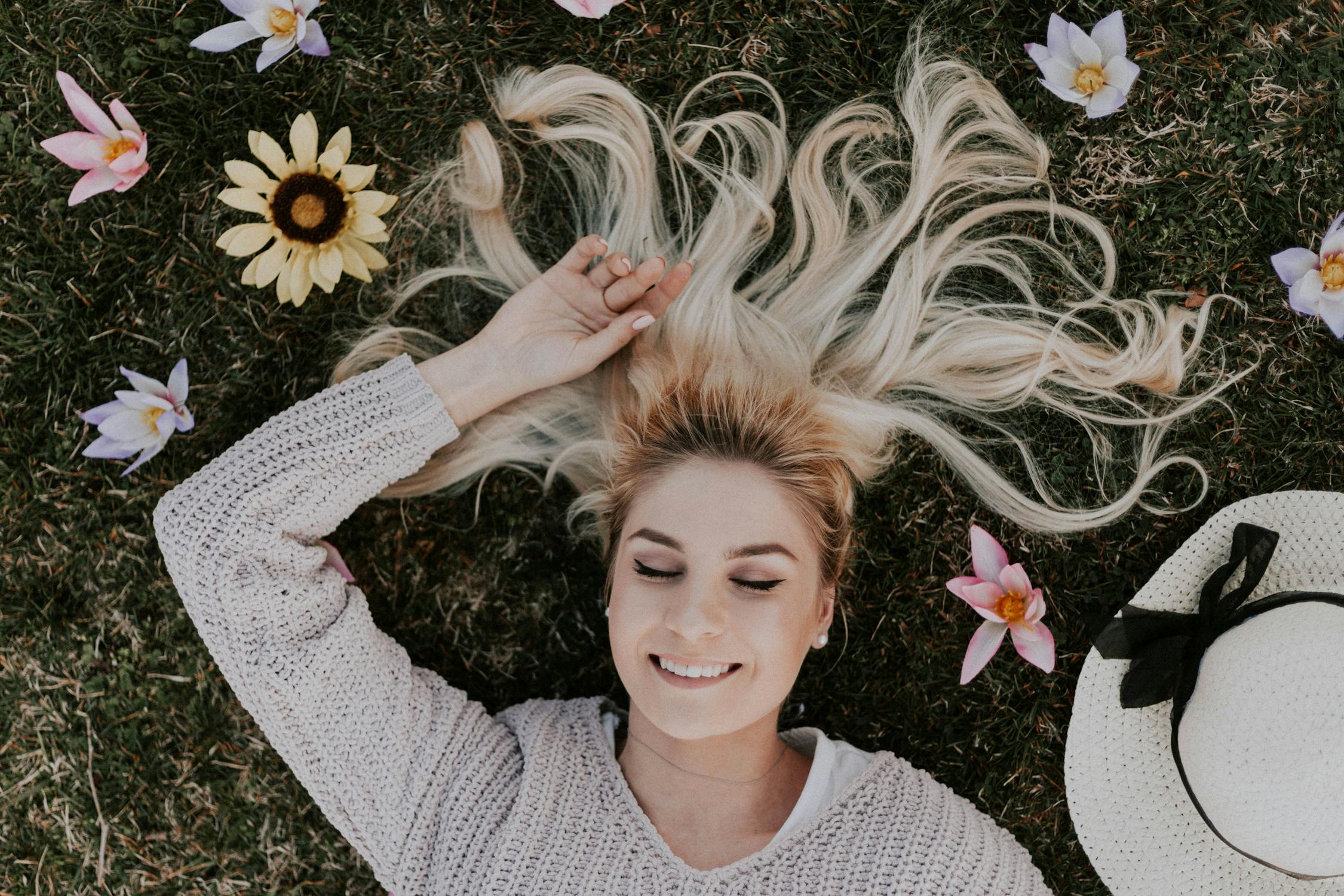 A happy woman lying on the ground ⏐ Source: Pexels