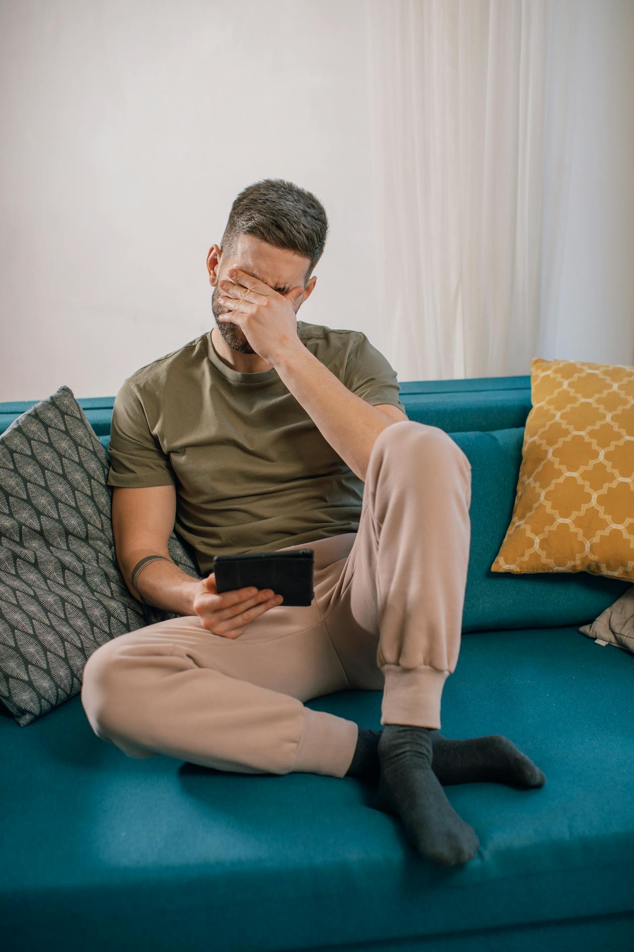 An annoyed man sitting on the couch | Source: Pexels