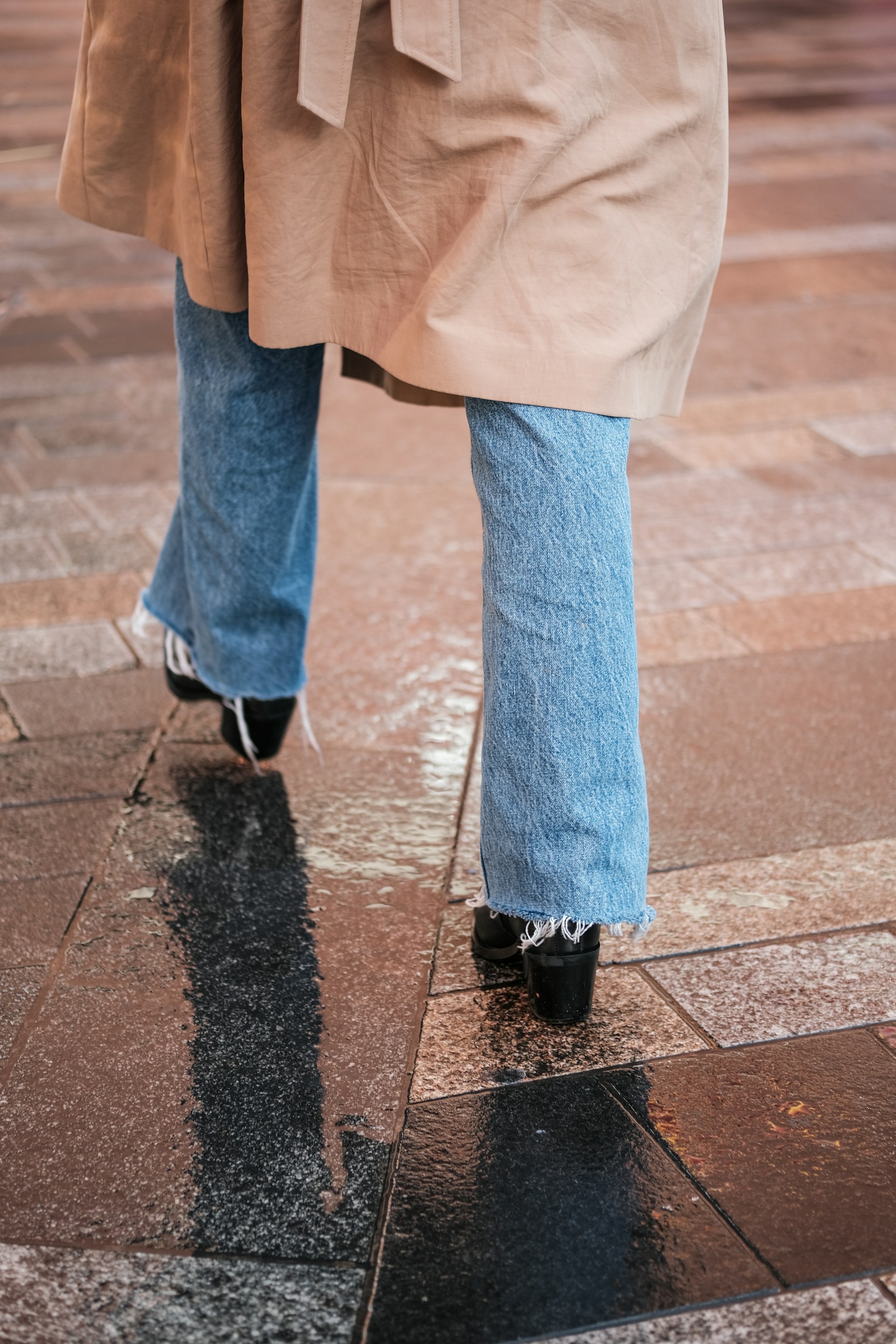 A woman walking away | Source: Unsplash