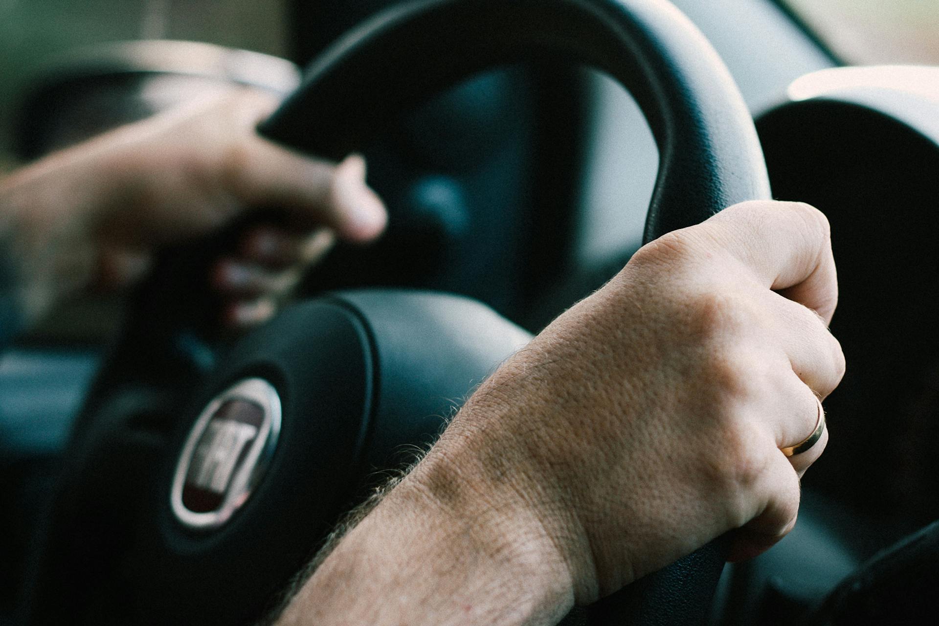 A man holding a steering wheel | Source: Pexels