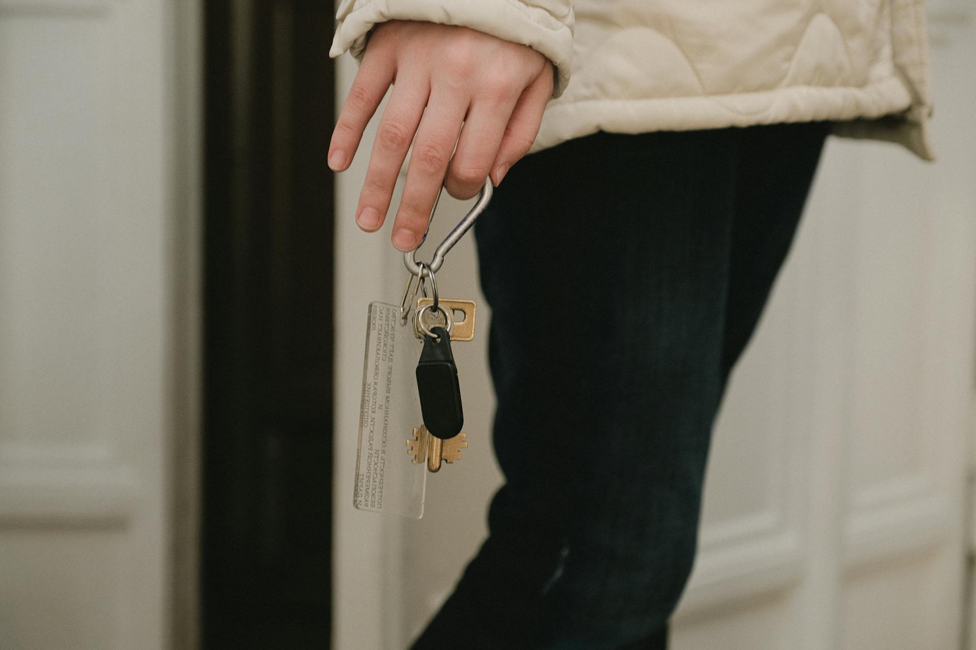 A woman holding keys | Source: Pexels