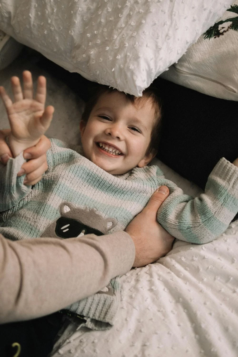 A boy laughing | Source: Pexels