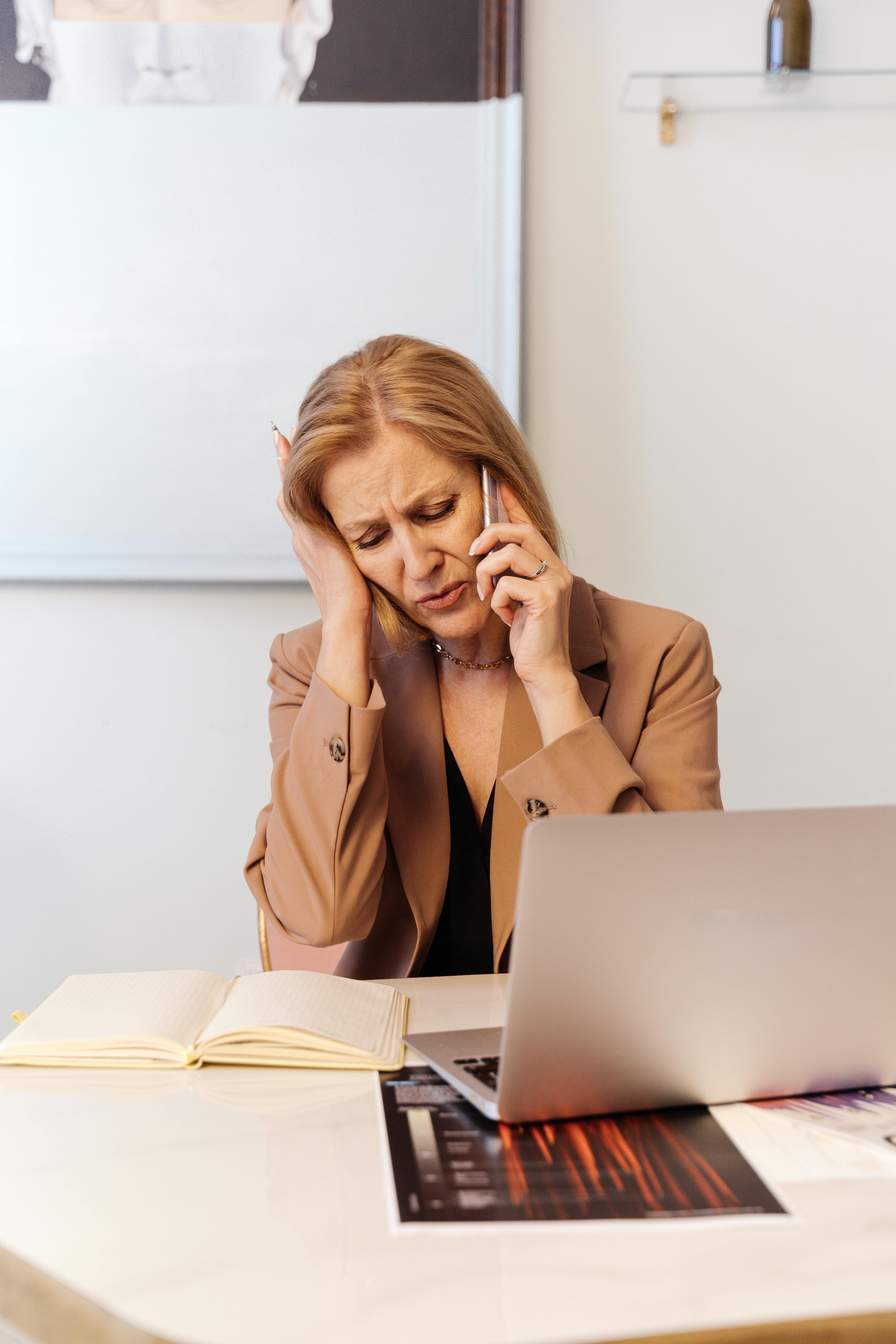 An upset woman on the phone | Source: Pexels