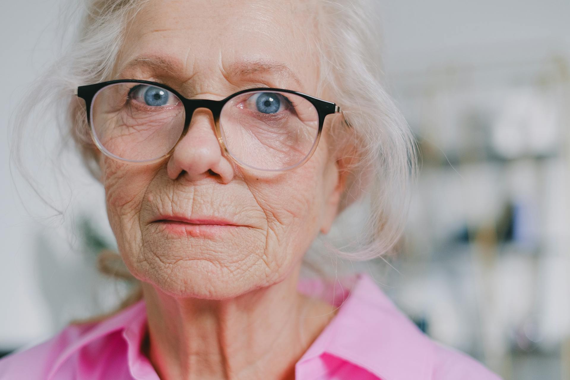 An older woman looking straight ahead | Source: Pexels