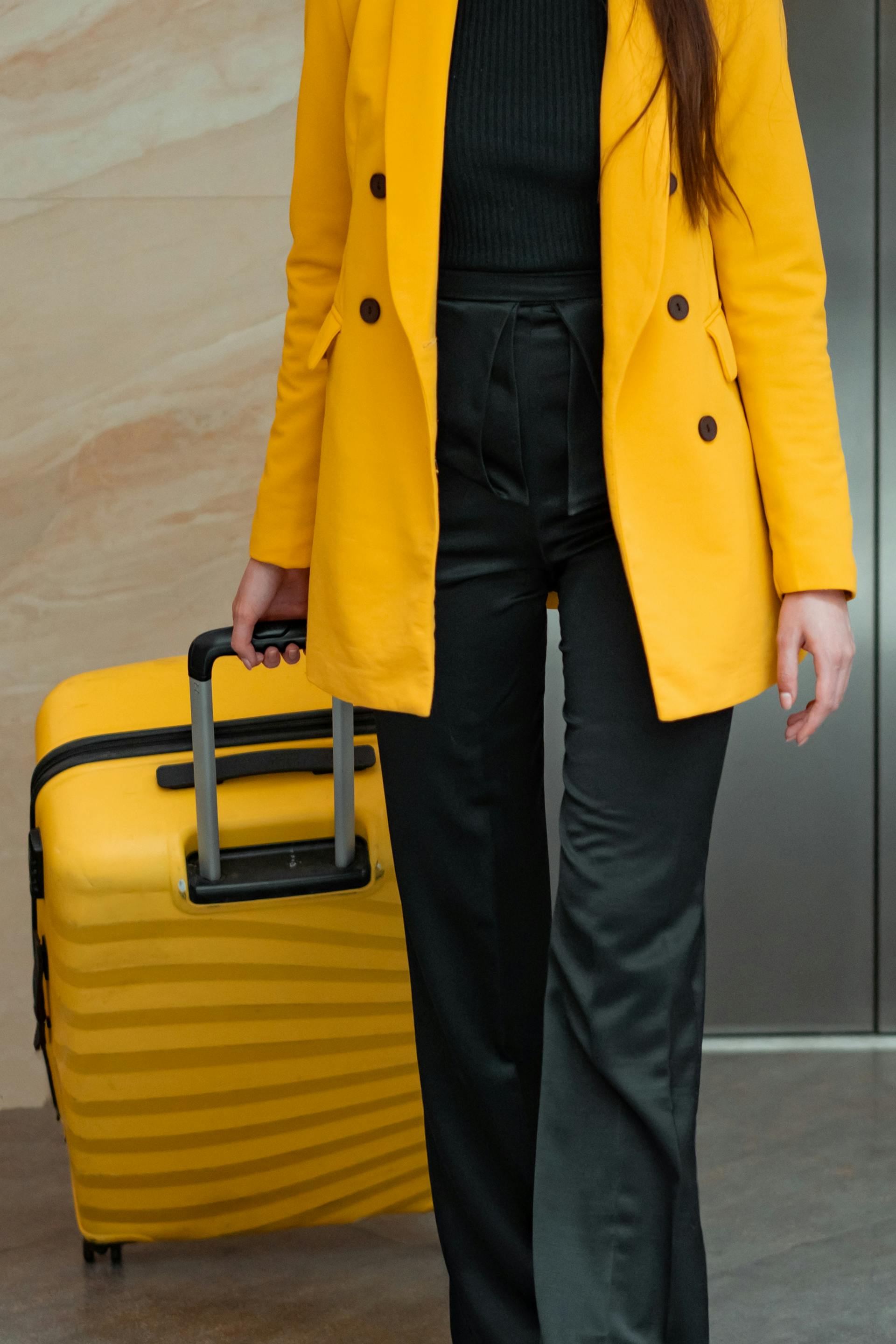 A woman with a suitcase | Source: Pexels