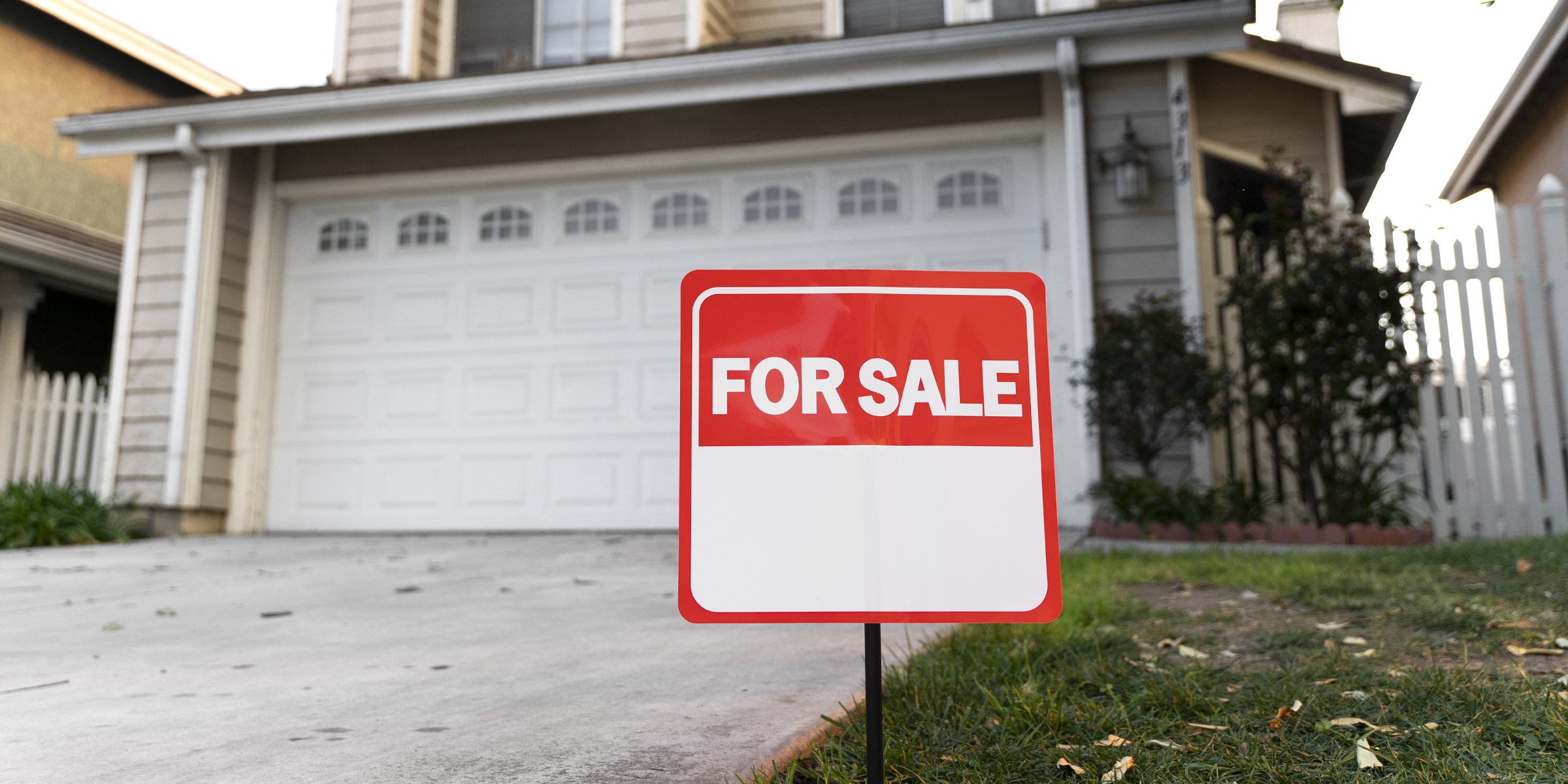 A "For Sale" sign outside a house | Source: Freepik