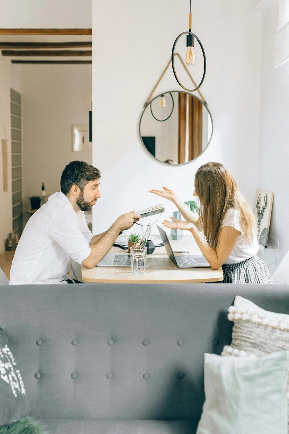 A couple talking and planning | Source: Pexels