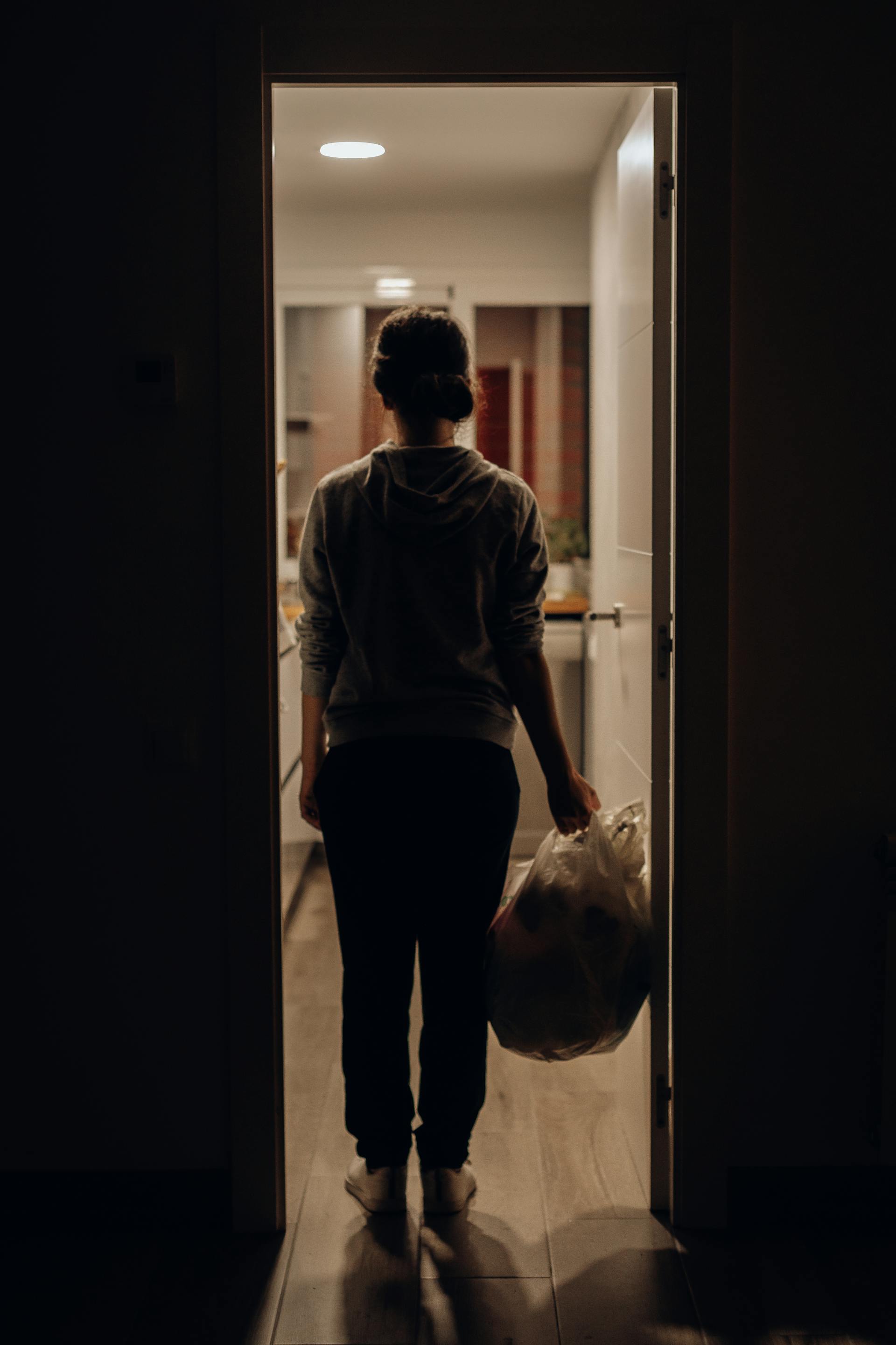 A woman holding a trash bag | Source: Pexels
