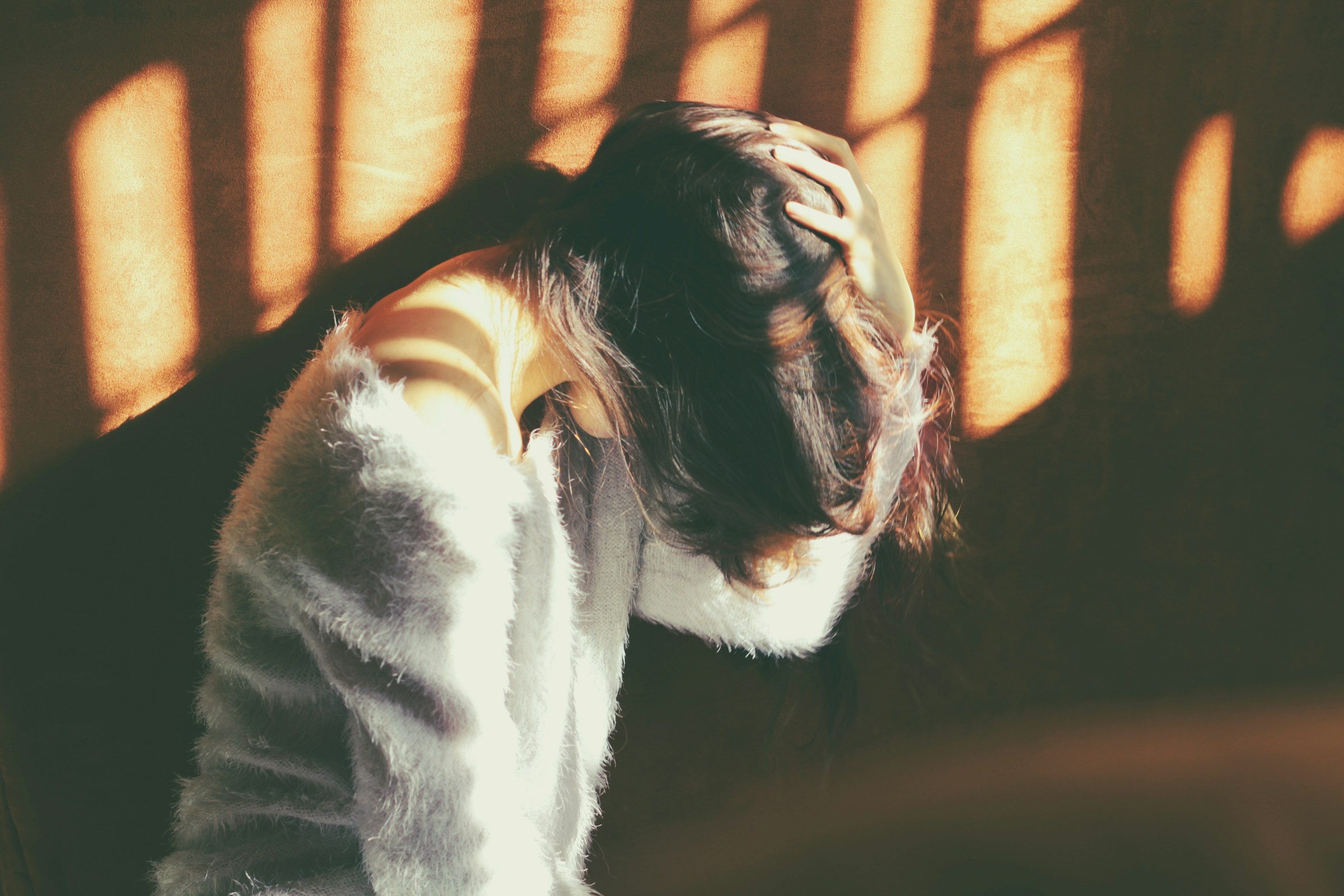 A woman holding her head | Source: Unsplash