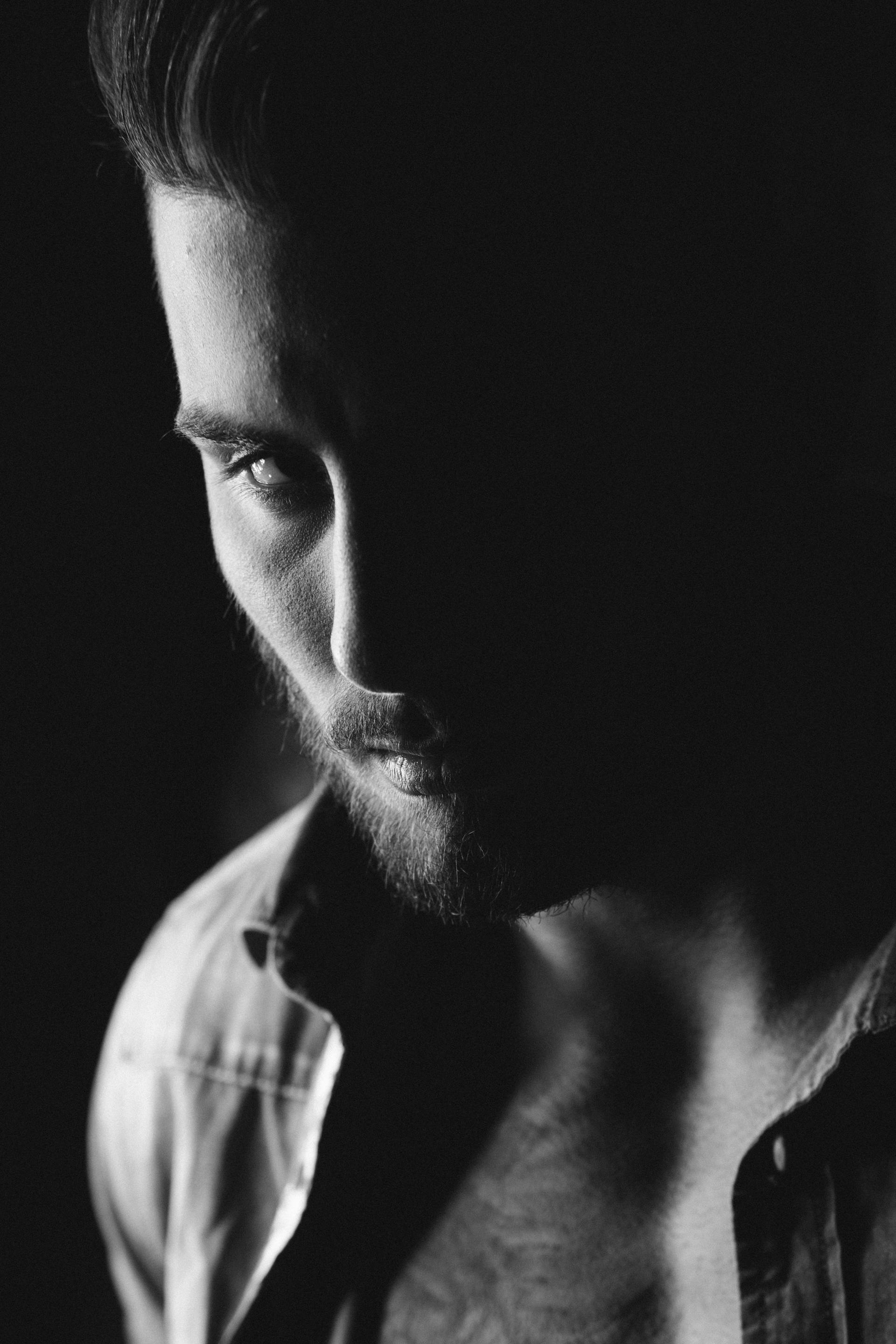 A man avoiding eye contact | Source: Pexels