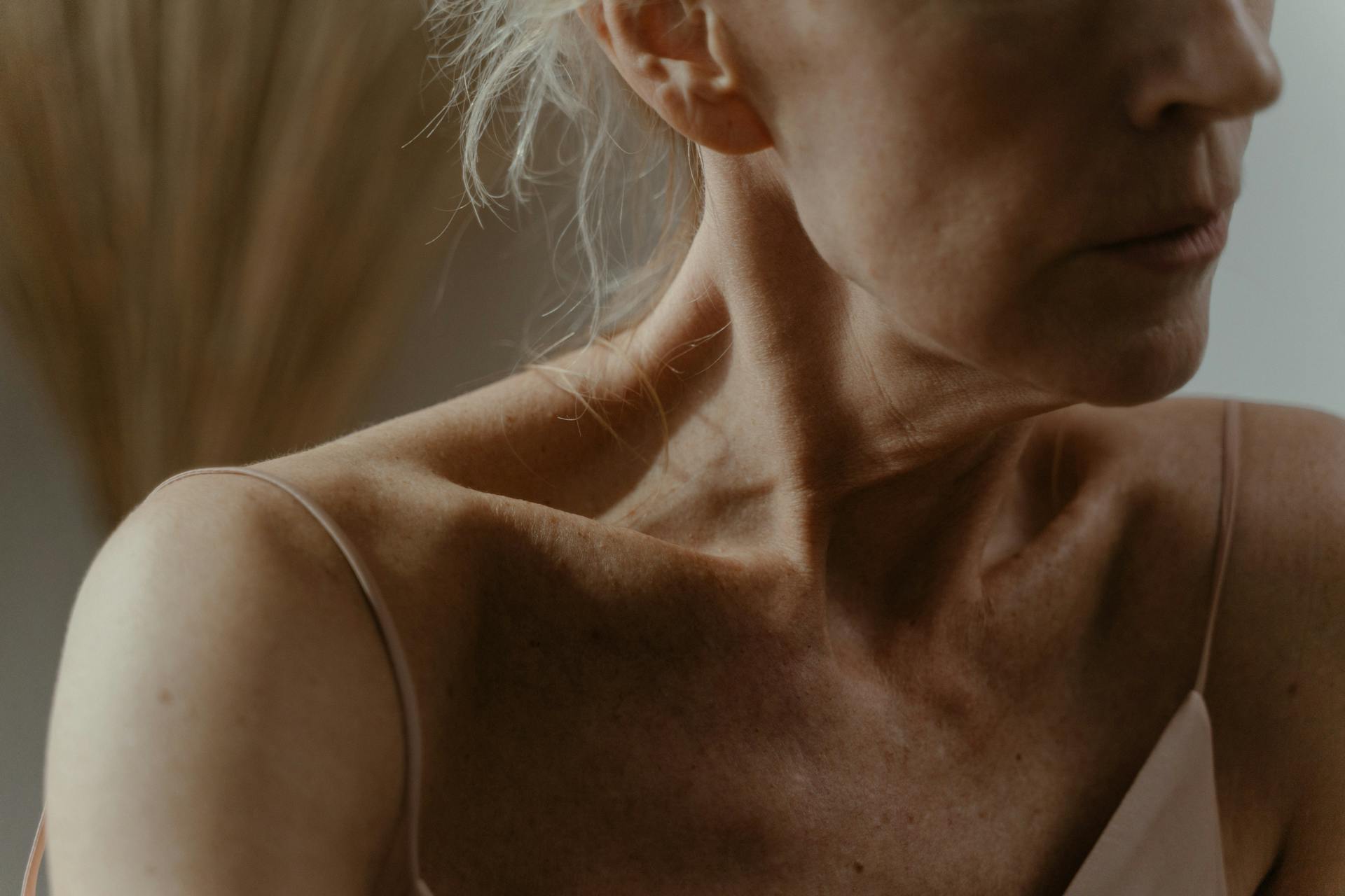 A woman pursing her lips | Source: Pexels