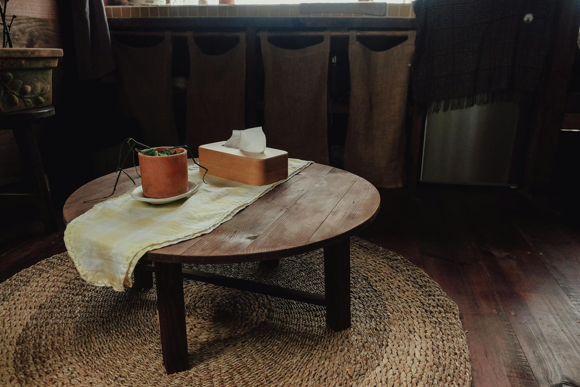 A tissue box on a table | Source: Pexels