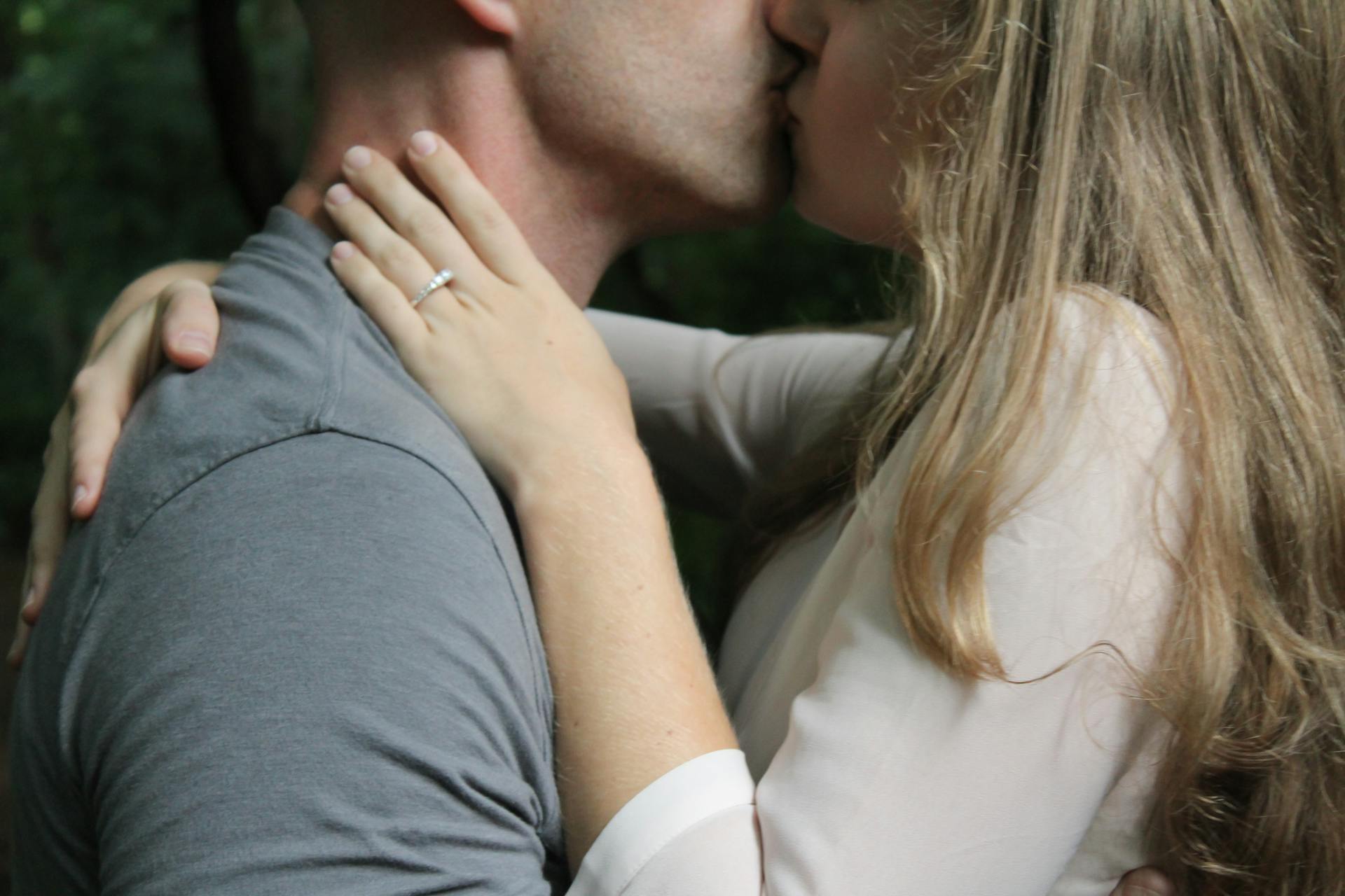A man kissing a woman | Source: Pexels