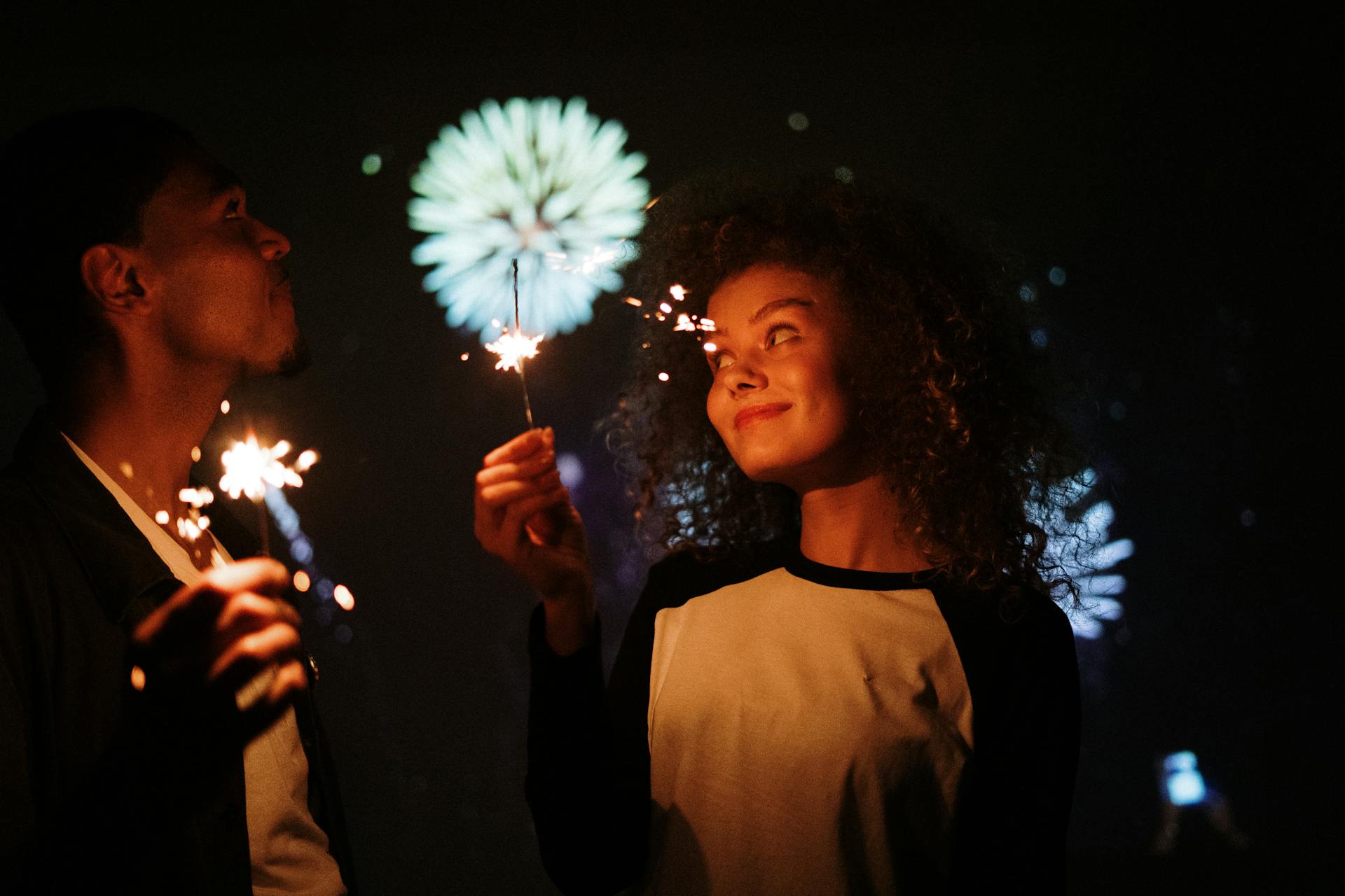 A couple holding sparklers | Source: Pexels