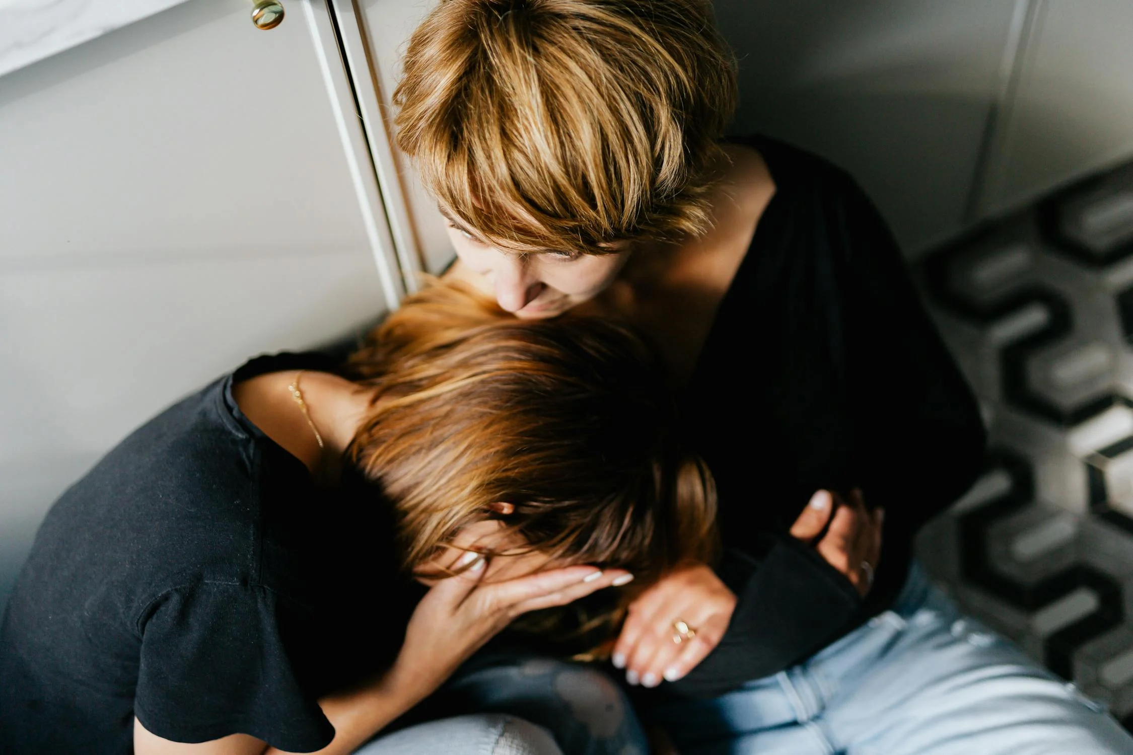 A woman consoling her crying friend | Source: Pexels