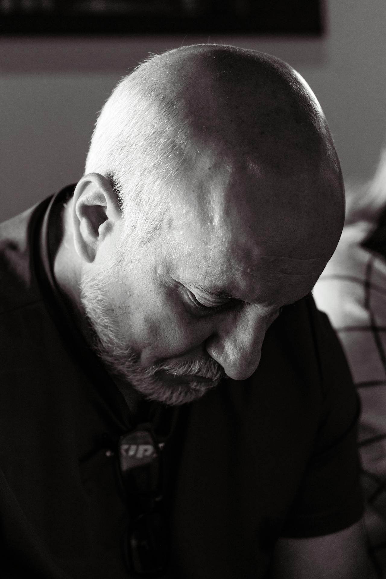 A guilty older man with his eyes downcast | Source: Pexels
