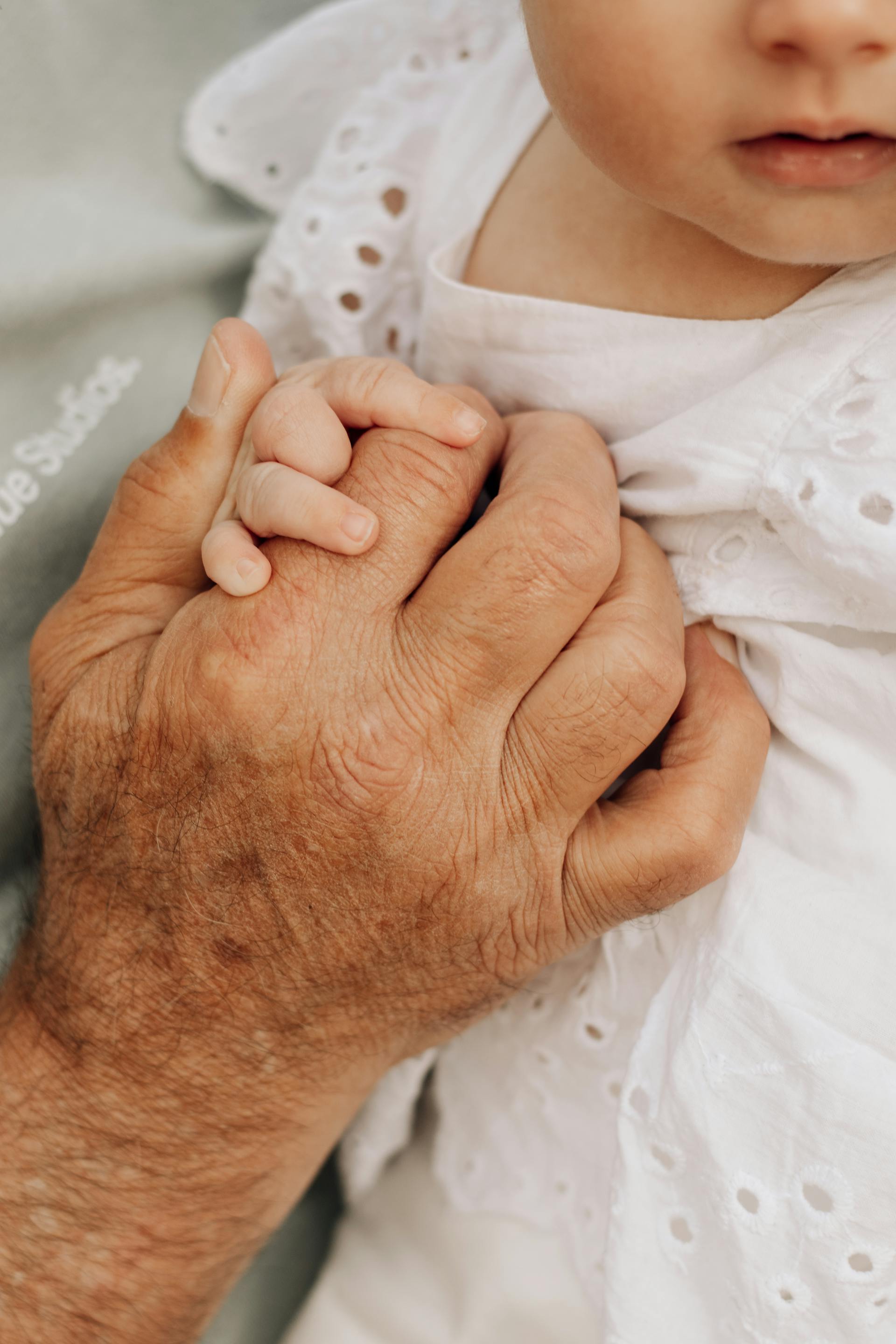 Un hombre toma la mano de su hija | Fuente: Pexels