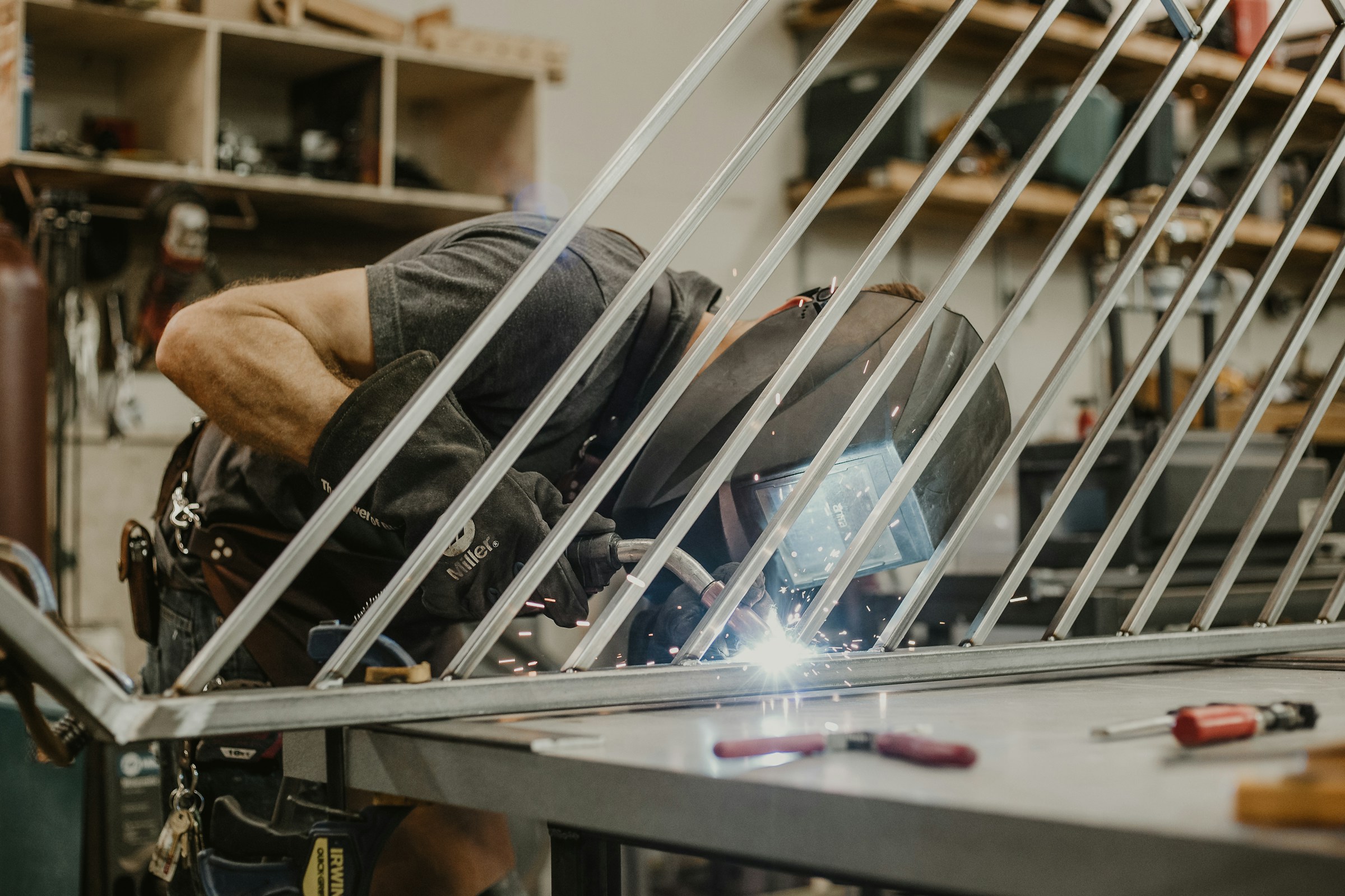 Um homem consertando uma máquina de lavar louça | Fonte: Unsplash