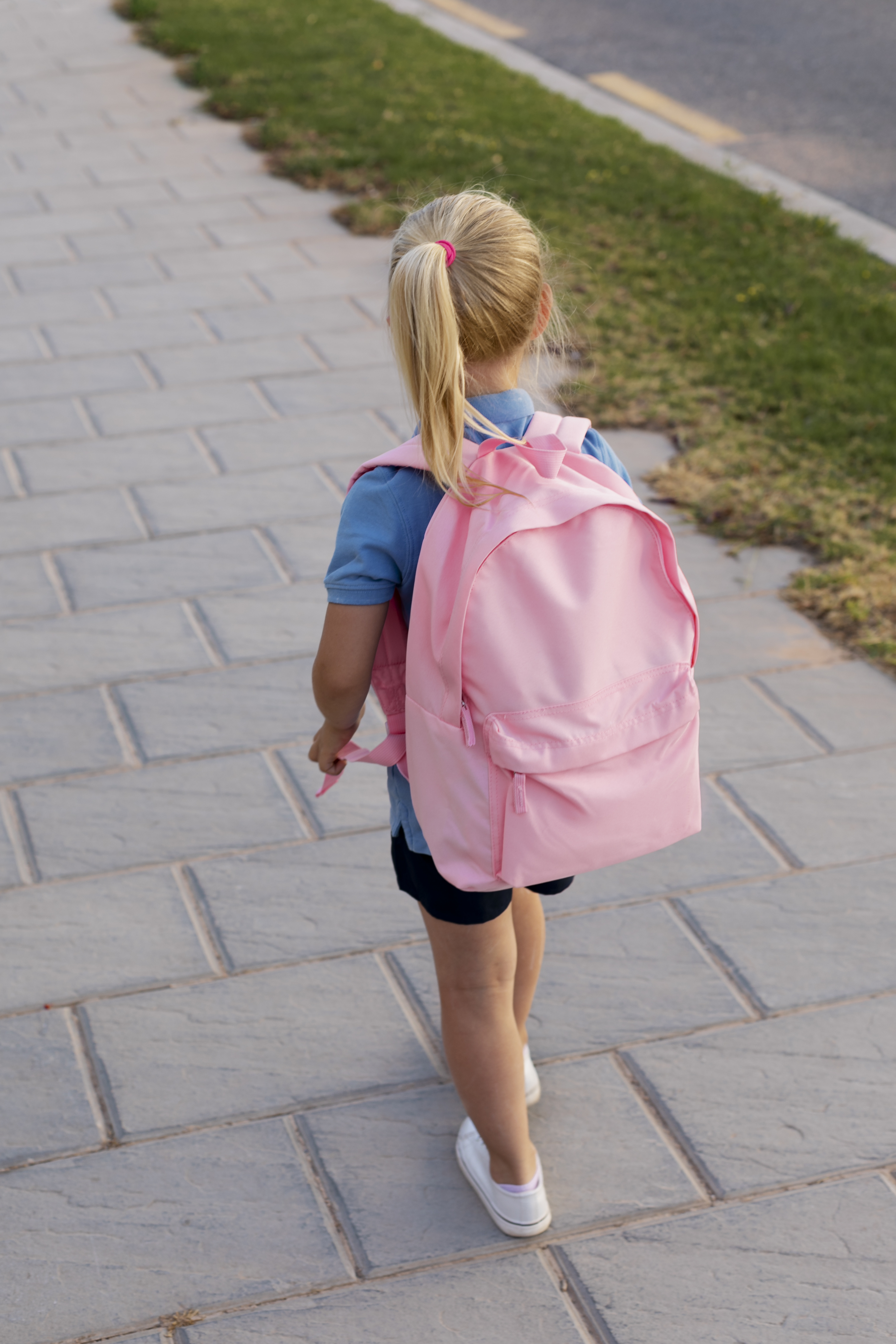 A girl carrying a large backpack | Source: Freepik