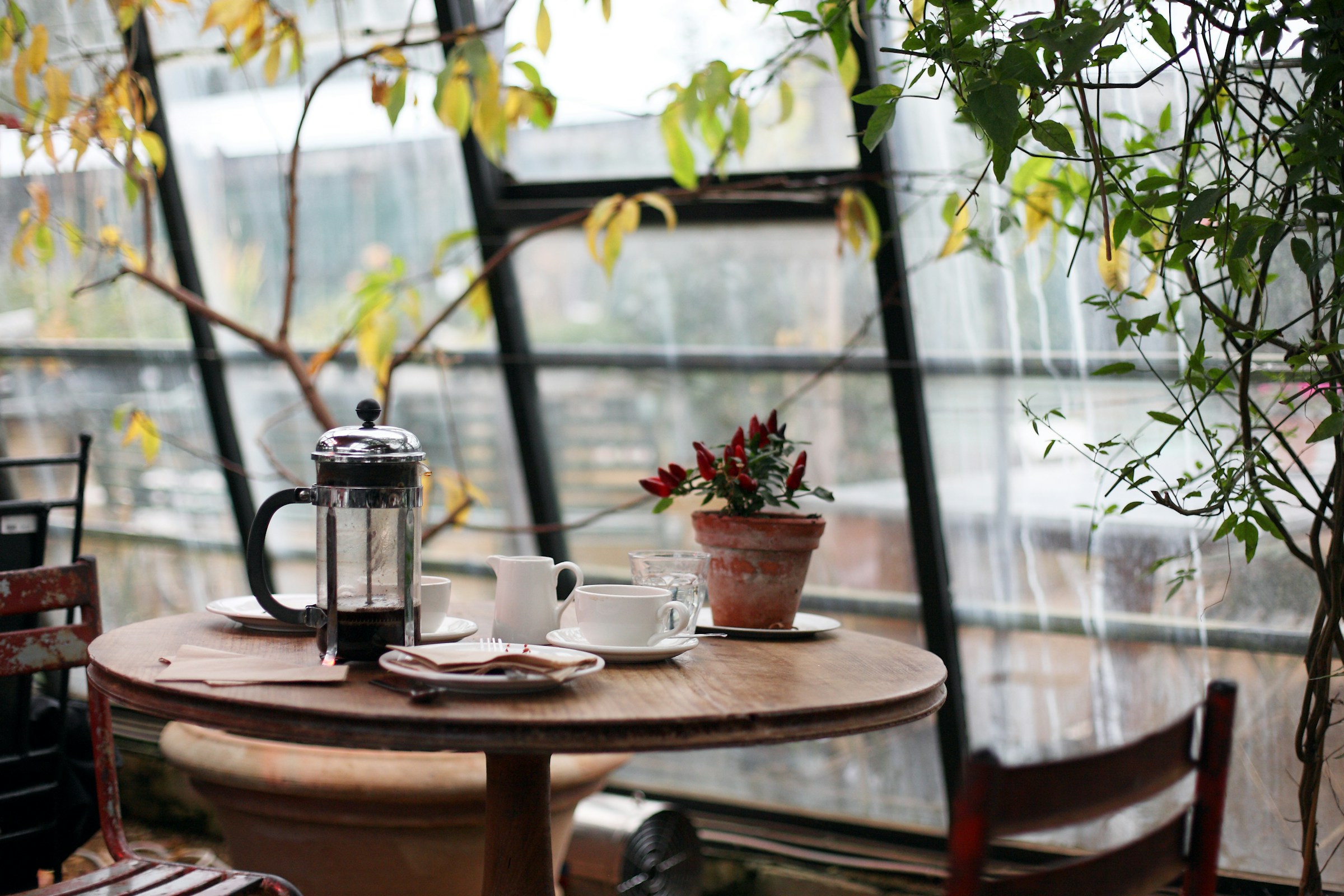 Uma mesa em uma cafeteria | Fonte: Unsplash