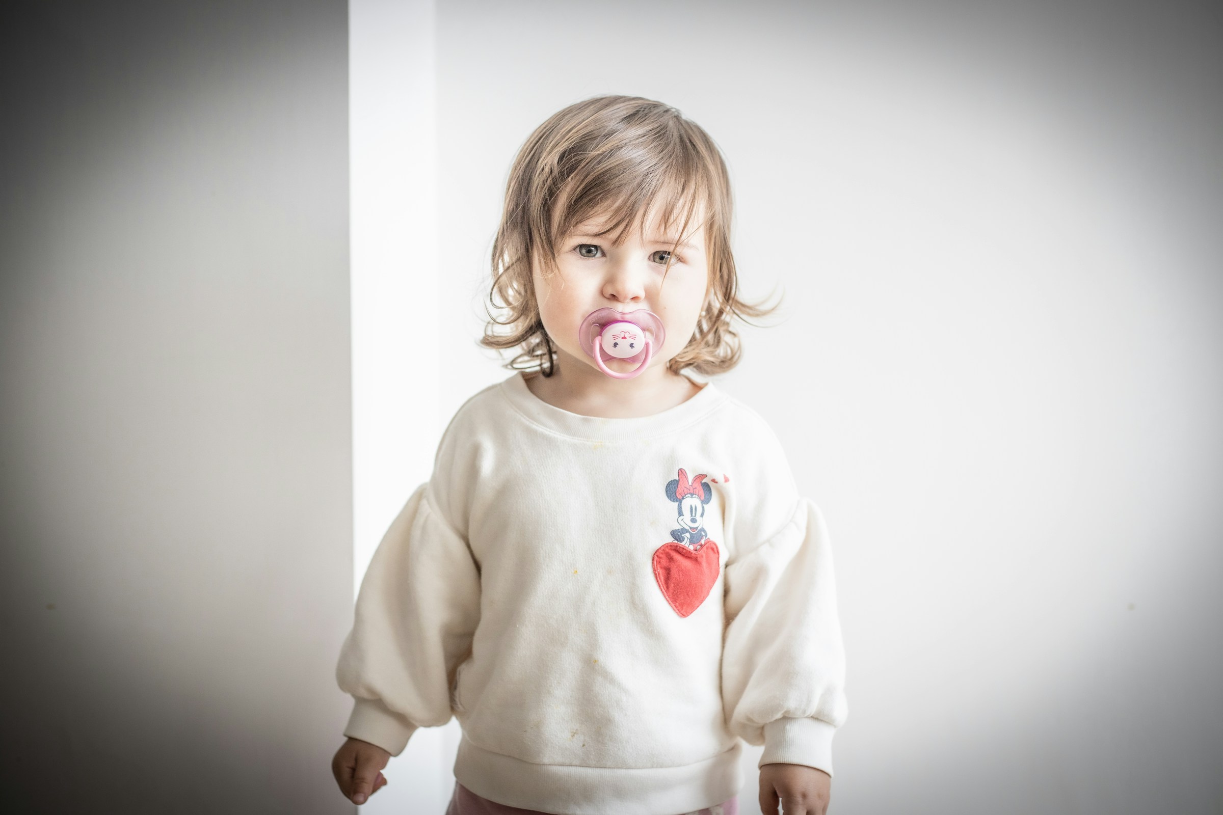 A little girl with a pacifier | Source: Unsplash