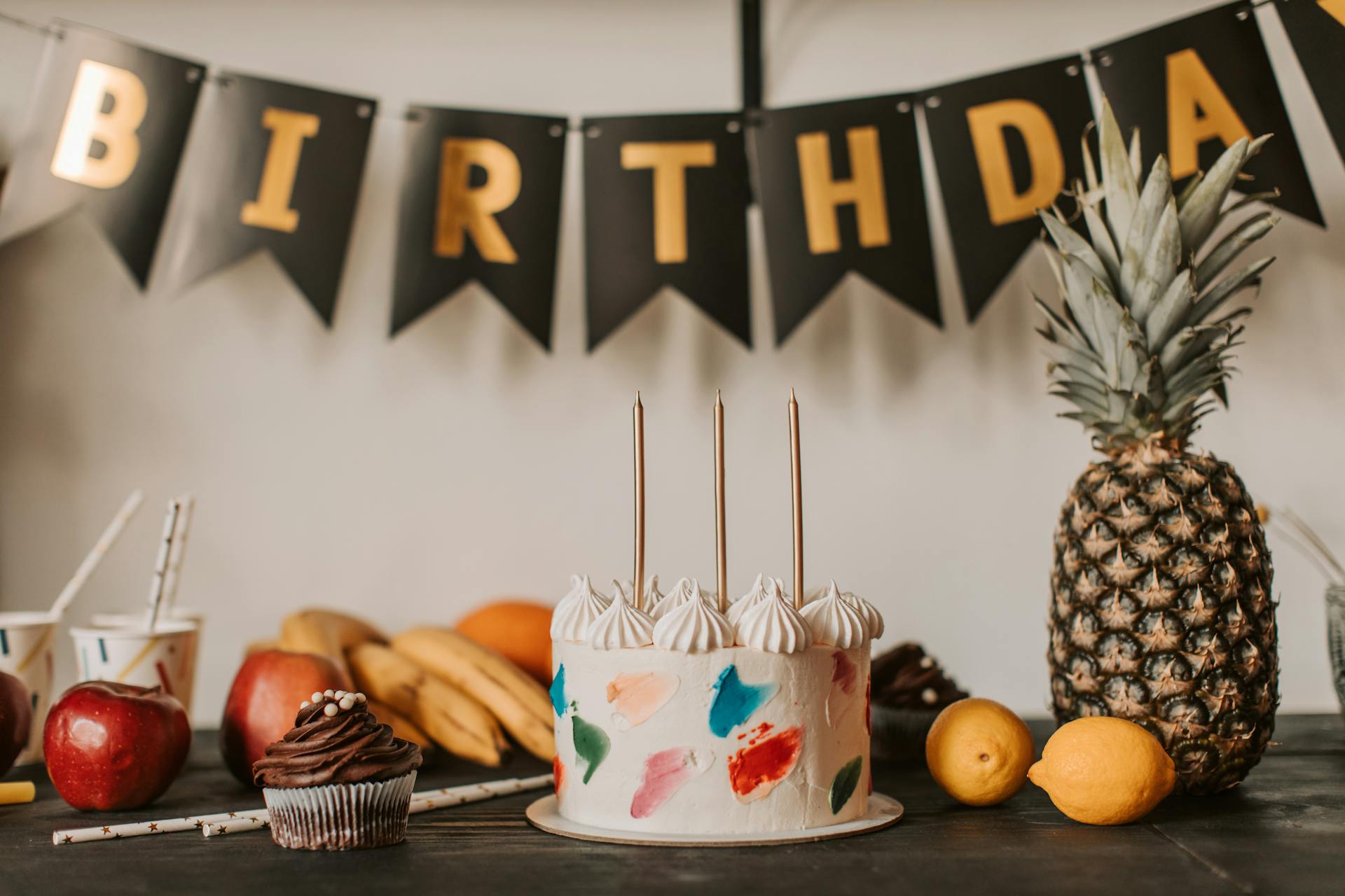 Um bolo de aniversário em uma mesa | Fonte: Pexels