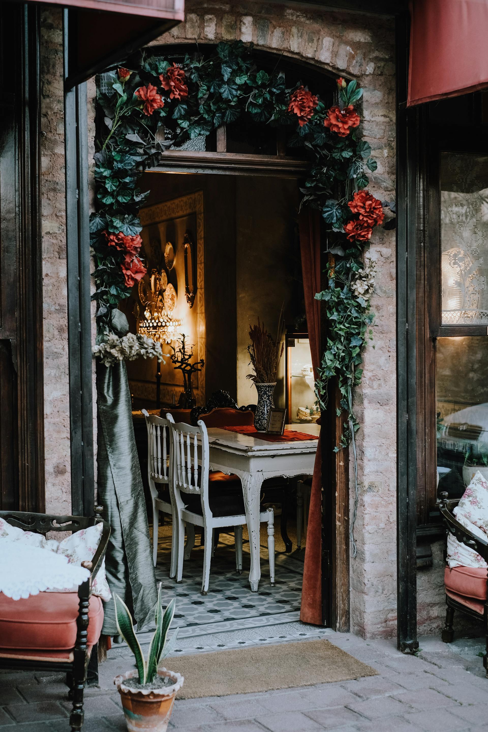 The entrance to a restaurant | Source: Pexels